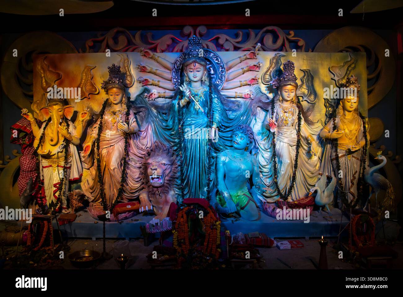 Idol der Göttin Durga in Durga Puja 2025 organisiert von Panchbari, Patharghata, Chattogram, Bangladesch. Stockfoto