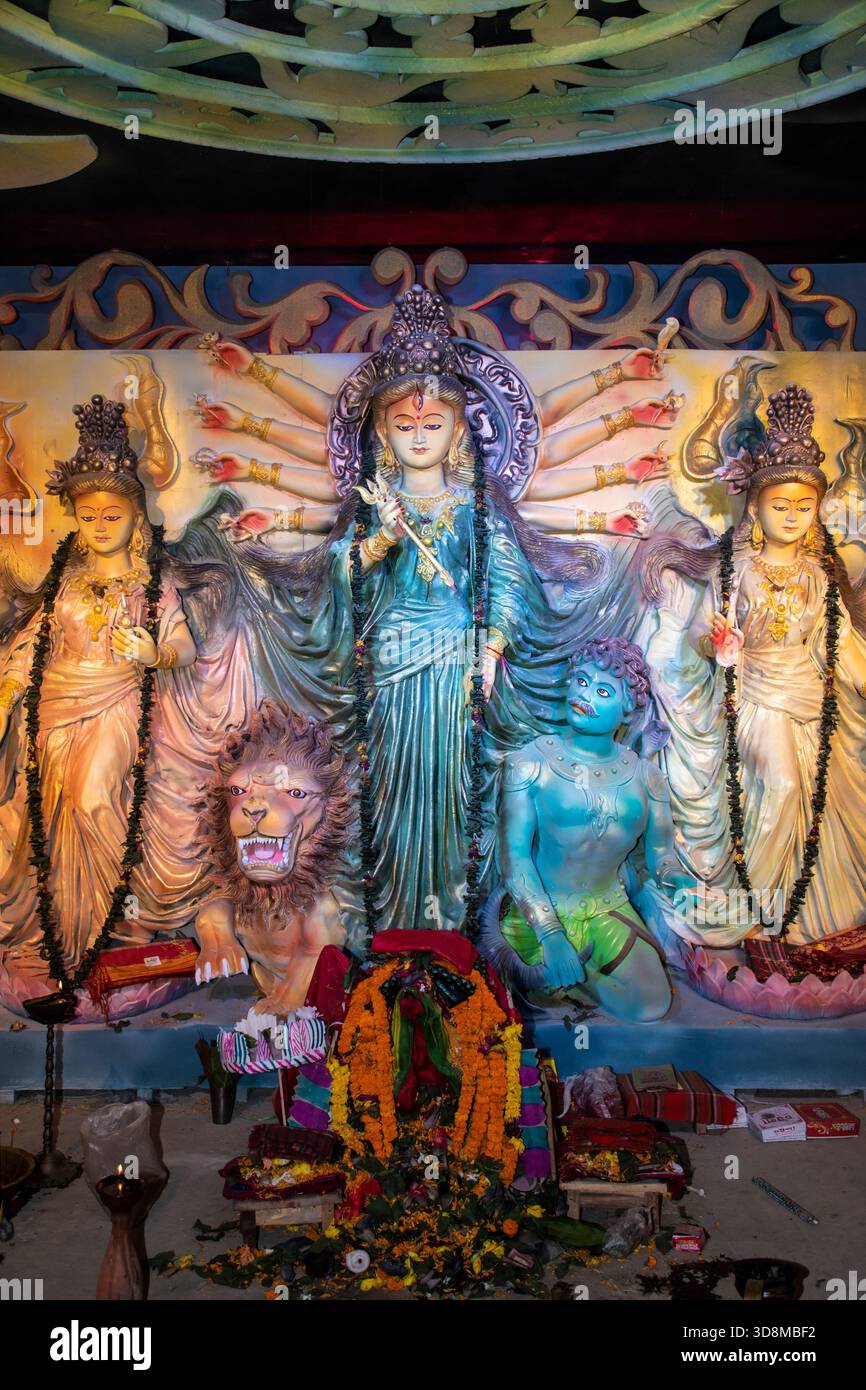 Idol der Göttin Durga in Durga Puja 2025 organisiert von Panchbari, Patharghata, Chattogram, Bangladesch. Stockfoto