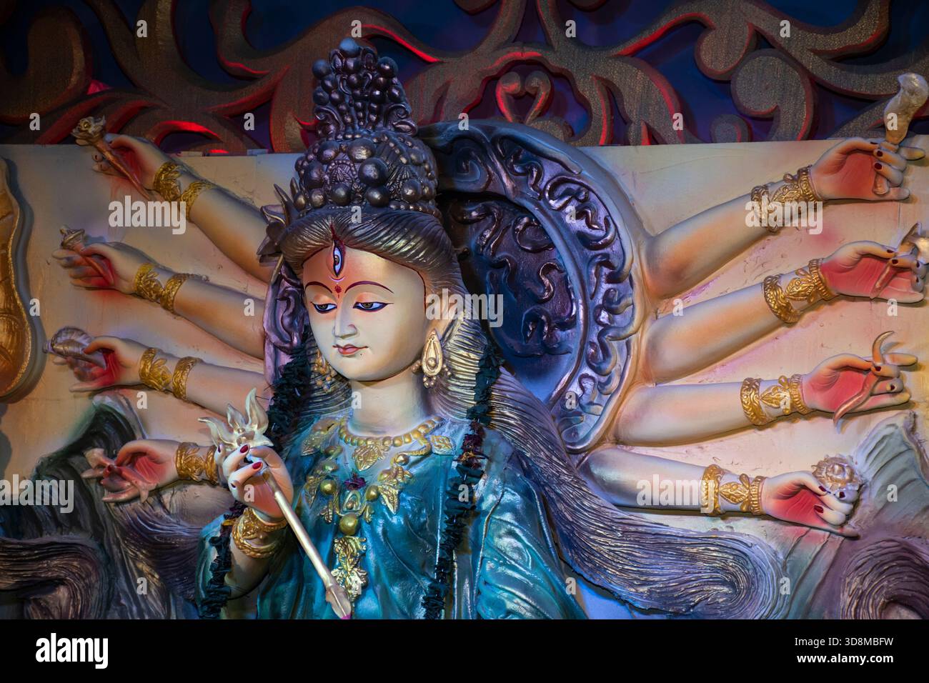 Idol der Göttin Durga in Durga Puja 2025 organisiert von Panchbari, Patharghata, Chattogram, Bangladesch. Stockfoto