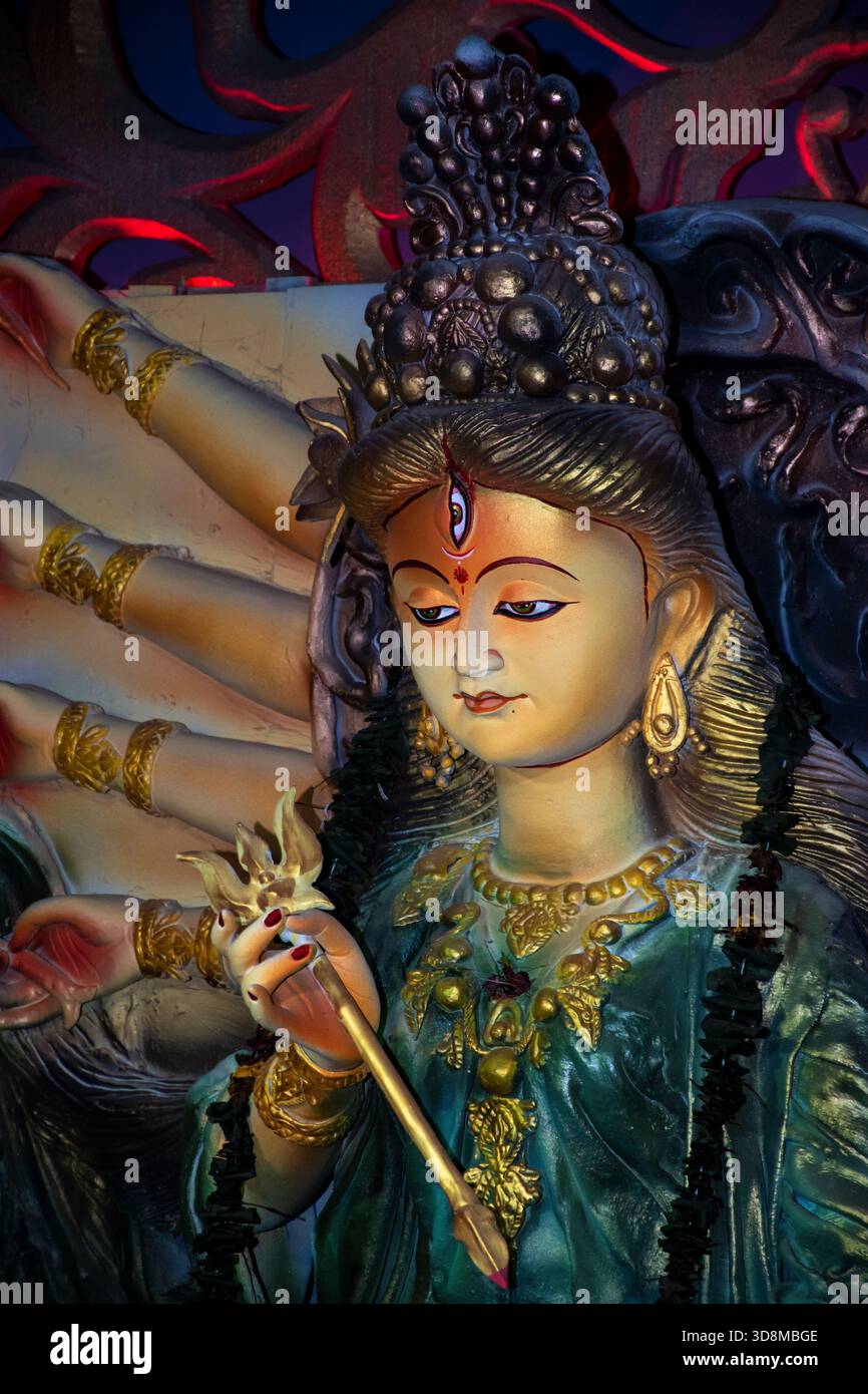 Idol der Göttin Durga in Durga Puja 2025 organisiert von Panchbari, Patharghata, Chattogram, Bangladesch. Stockfoto