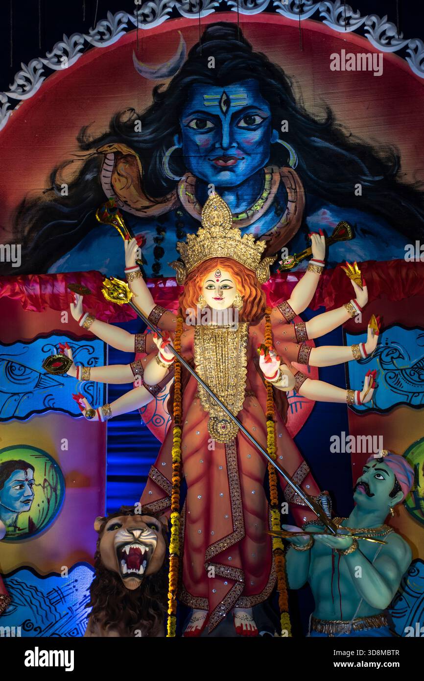 Idol der Göttin Durga in Durga Puja 2025 organisiert von Sri Sri Gangabari Sarbojonin Sharodio Durgotsob Udjapan Parishad-Patharghata, Chattogram, BD. Stockfoto