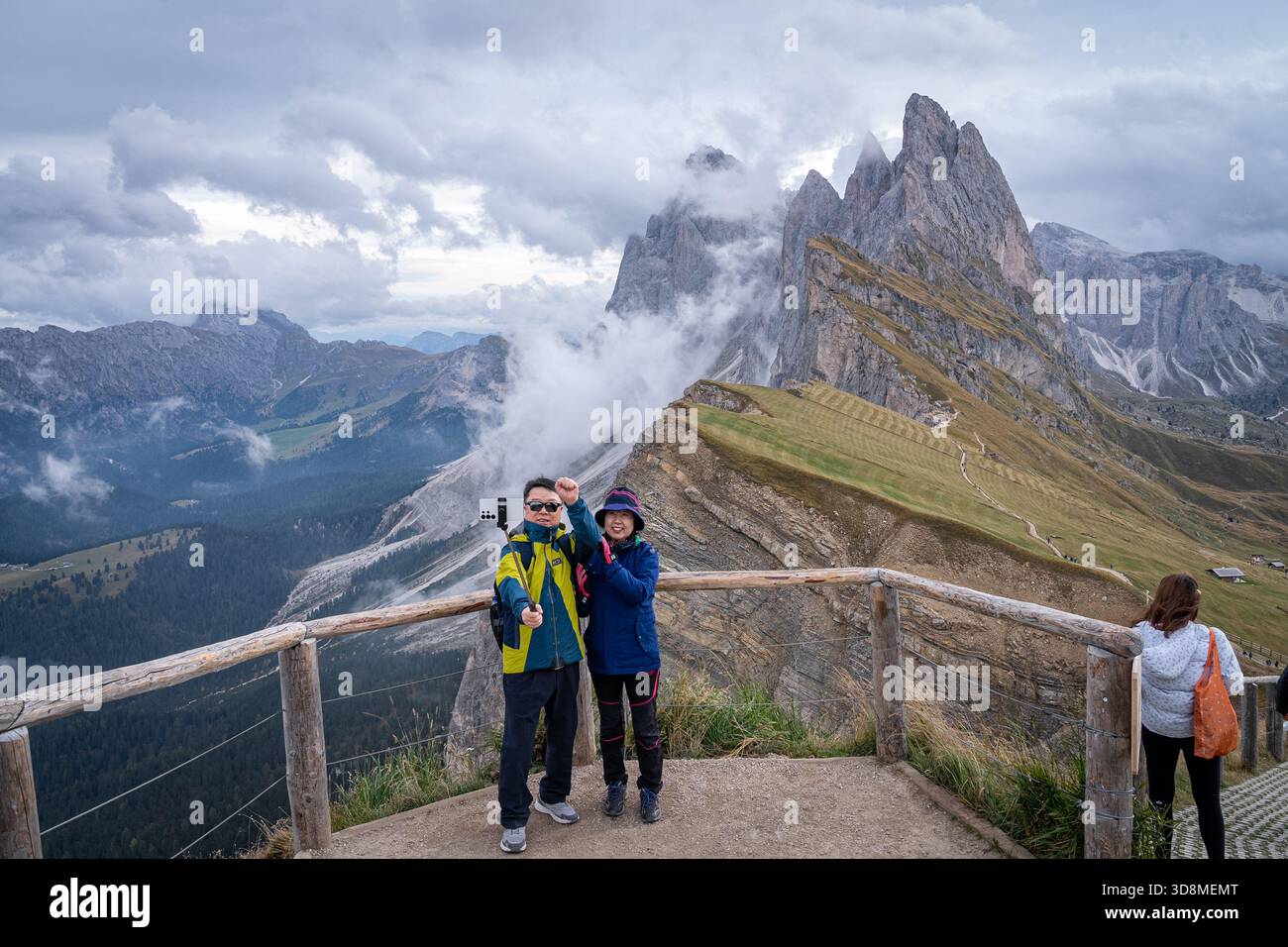 Asiatisches Paar macht ein Selfie vor Seceda Ridgeline in den Dolomiten. Italien. Stockfoto