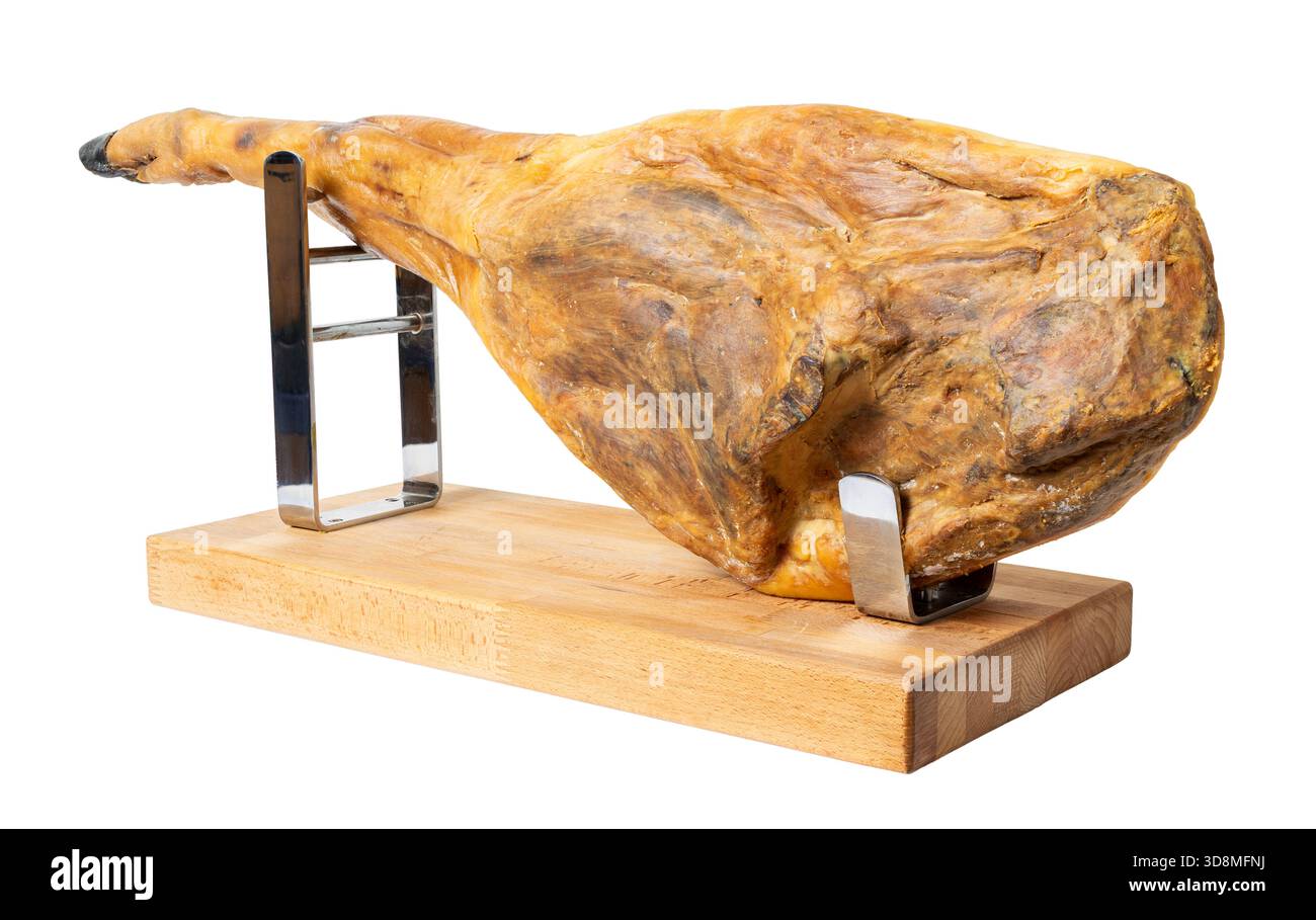 Ausgehärteter spanischer Jamonschinken, der auf Halter liegt, isoliert auf weißem Hintergrund Stockfoto