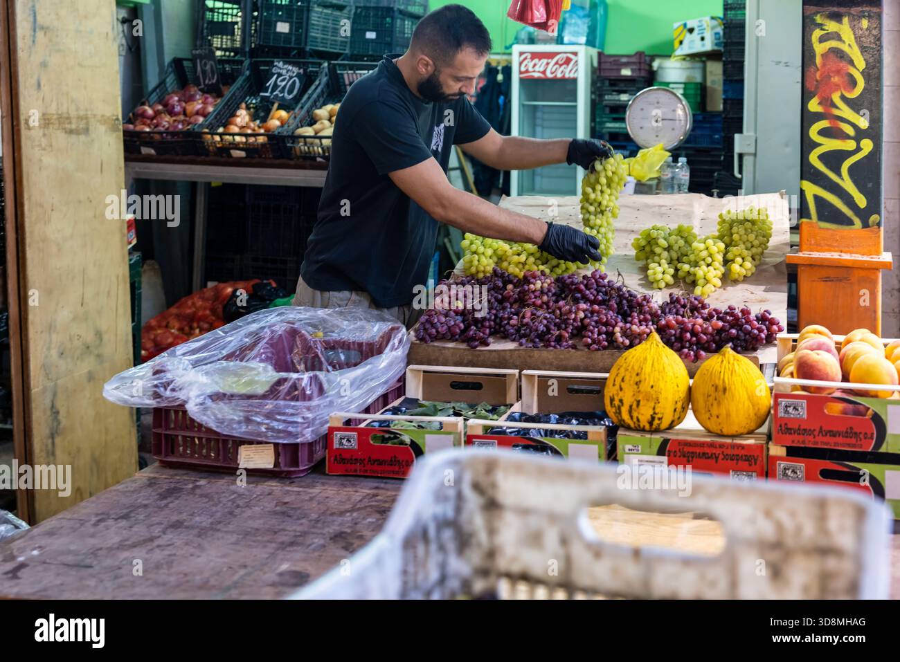 Thessaloniki, Griechenland, 17. September 2025. Am frühen Morgen auf dem Kapani Markt mit Kisten mit Obst und Gemüse, die von lokalen Händlern arrangiert werden Stockfoto
