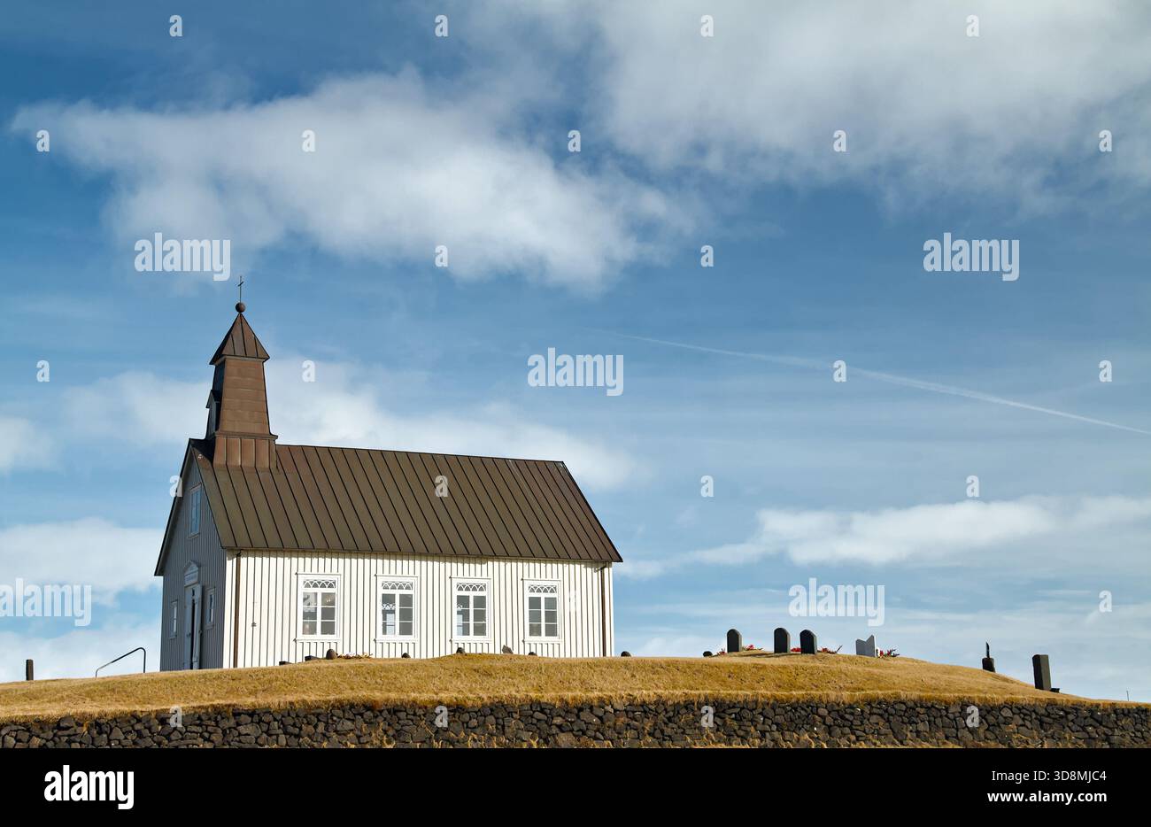 Außenansicht Der Lutherischen Kirche Strandarkirkja Und Des Kleinen Friedhofs, Island, Religion, Religion Stockfoto