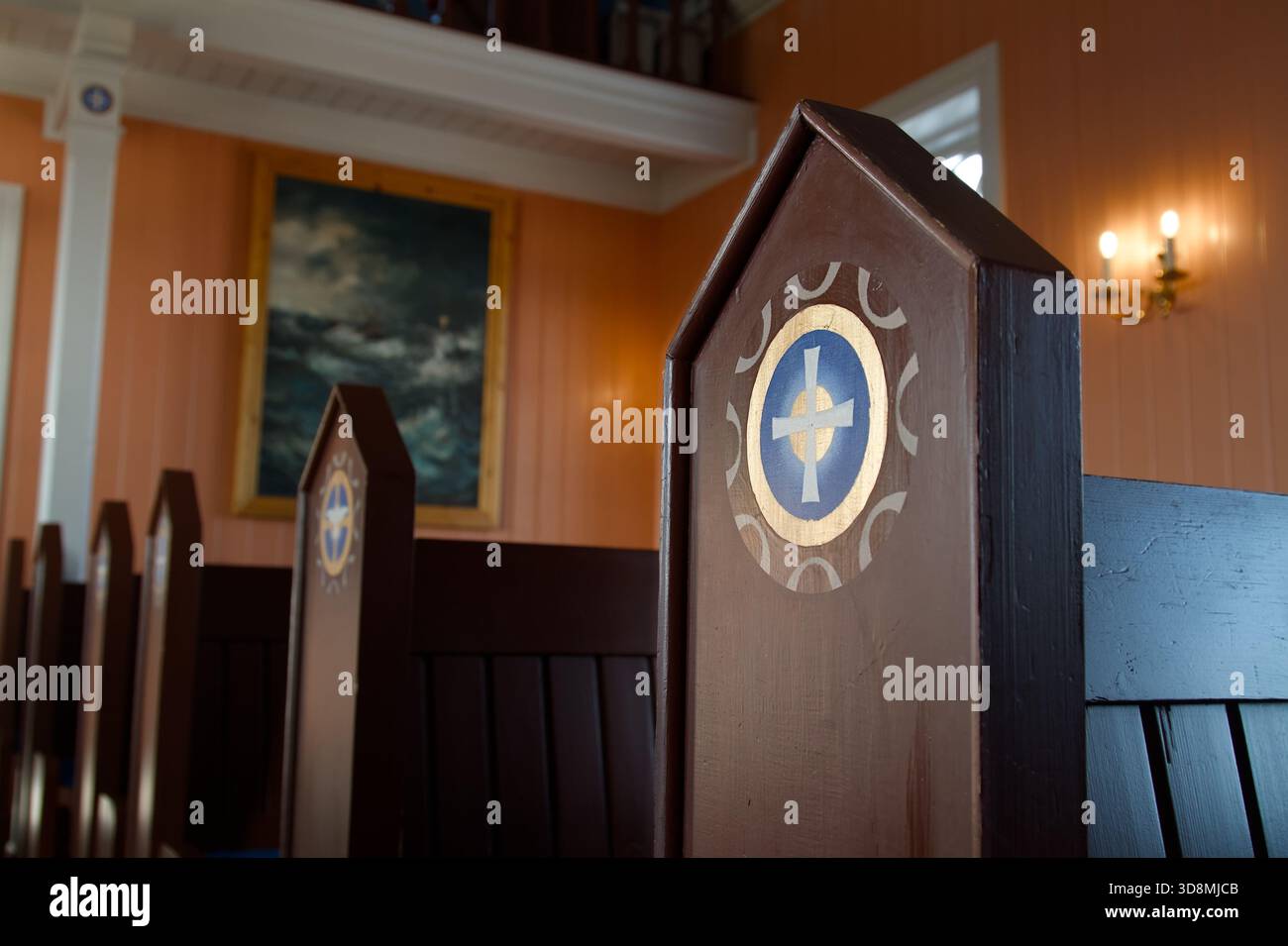 Detail des Gemäldes Eines Kreuzes am Ende der Holzbänke in der lutherischen Strandarkirkja-Kirche. Island, Religion, Religion Stockfoto