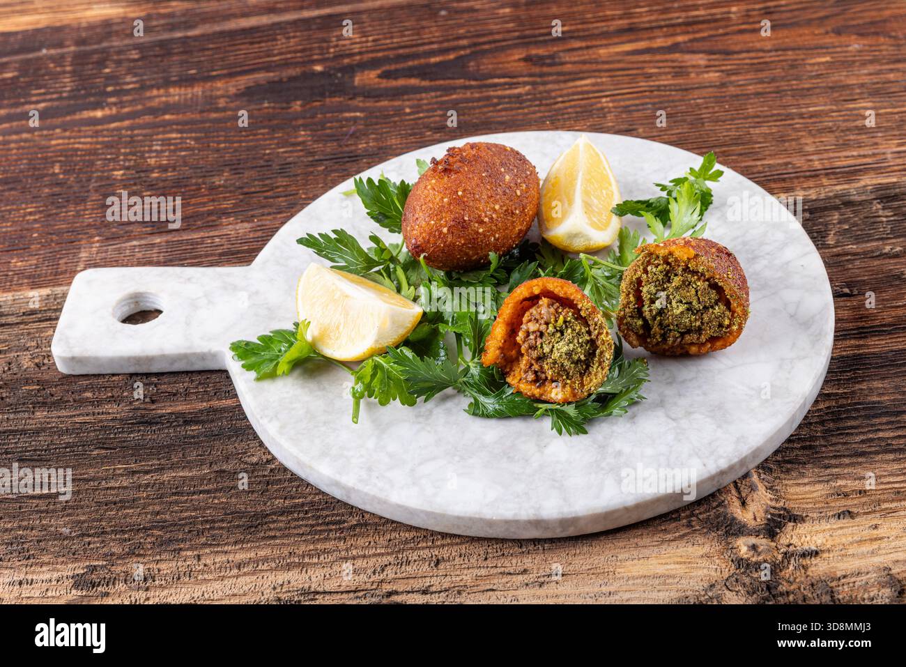 Türkisches Essen; Icli Kofte. Kibbeh ist ein beliebtes Gericht in der Nahost-Küche türkischer Name: Icli kofte. Türkisches Ramadan Essen icli kofte Fleischbällchen Falafe Stockfoto