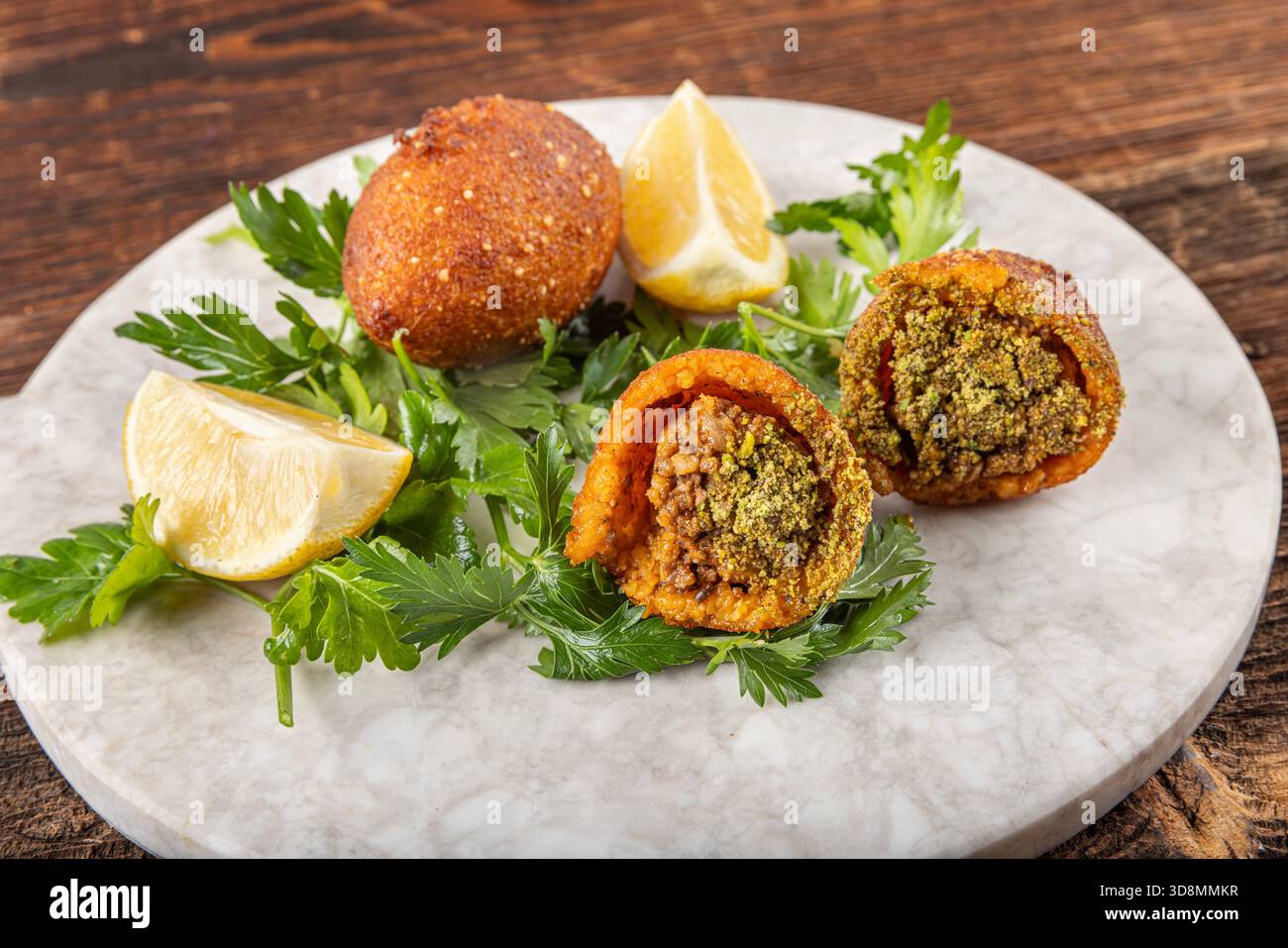 Türkisches Essen; Icli Kofte. Kibbeh ist ein beliebtes Gericht in der Nahost-Küche türkischer Name: Icli kofte. Türkisches Ramadan Essen icli kofte Fleischbällchen Falafe Stockfoto