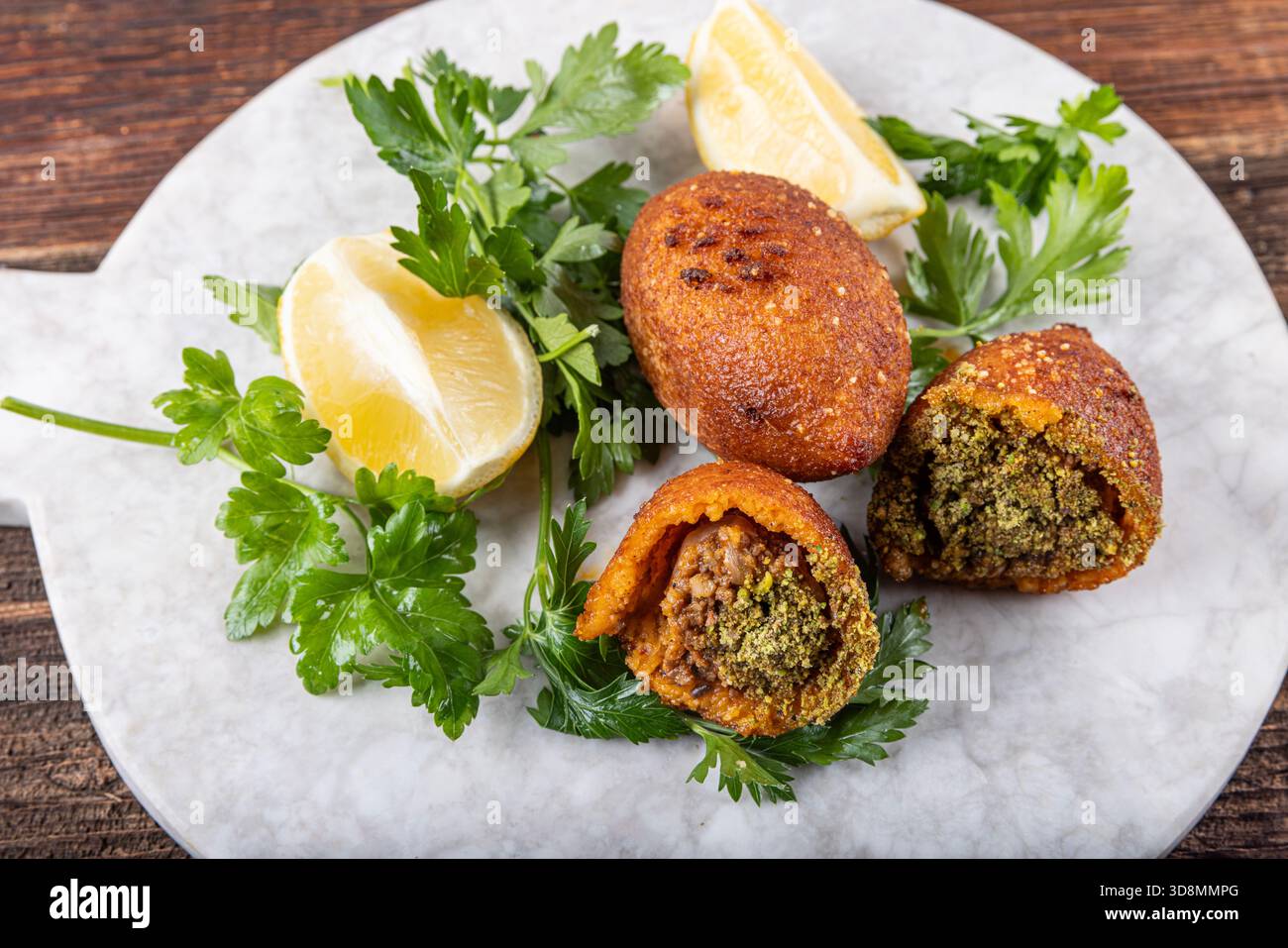 Türkisches Essen; Icli Kofte. Kibbeh ist ein beliebtes Gericht in der Nahost-Küche türkischer Name: Icli kofte. Türkisches Ramadan Essen icli kofte Fleischbällchen Falafe Stockfoto