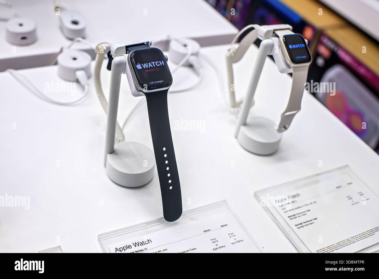 Sliema, Malta - 11.30.2025: Nahaufnahme der Modelle der Apple Watch Series 11 auf Sicherheitsständen in einem Elektronikgeschäft. Stockfoto