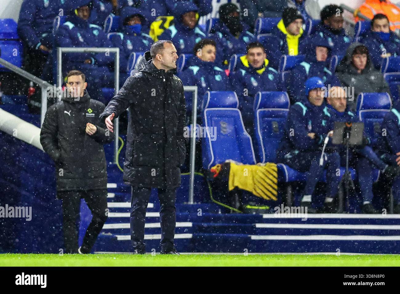 Birmingham, Großbritannien am Montag, 1. Dezember 2025. Chris Davies, Manager von Birmingham City Gesten, während er Anweisungen während des Sky Bet Championship-Spiels zwischen Birmingham City und Watford am Montag, dem 1. Dezember 2025, im St Andrews @ Knighthead Park, in Birmingham gibt. (Foto: Stuart Leggett | MI News) Credit: MI News & Sport /Alamy Live News Stockfoto