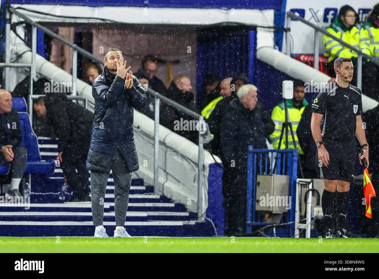 Birmingham, Großbritannien am Montag, 1. Dezember 2025. Chris Davies, Manager von Birmingham City Gestures während des Sky Bet Championship-Spiels zwischen Birmingham City und Watford am Montag, 1. Dezember 2025, in St Andrews @ Knighthead Park, Birmingham. (Foto: Stuart Leggett | MI News) Credit: MI News & Sport /Alamy Live News Stockfoto