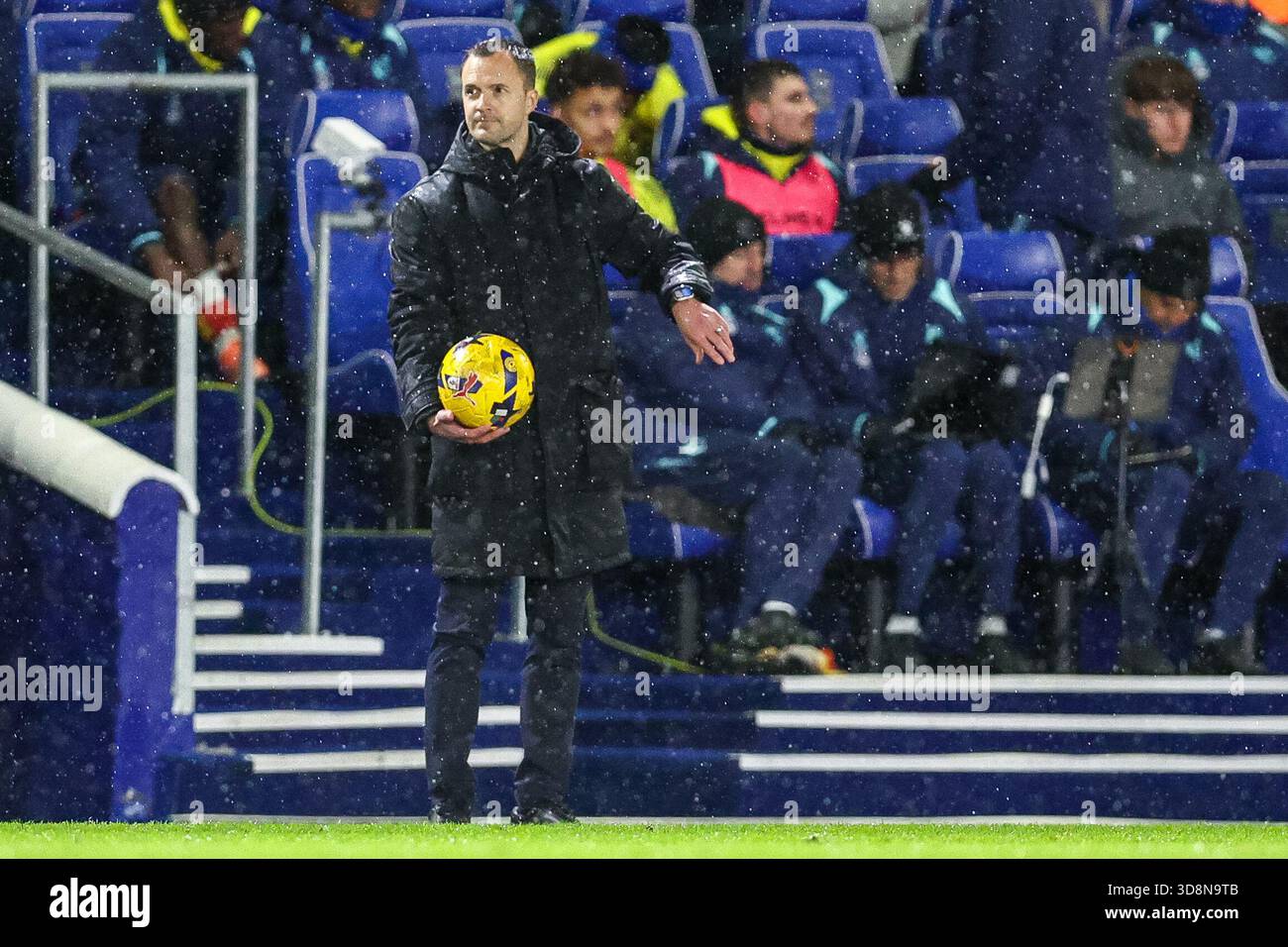 Birmingham, Großbritannien am Montag, 1. Dezember 2025. Chris Davies, Trainer von Birmingham City, der am Montag, den 1. Dezember 2025, beim Sky Bet Championship-Spiel zwischen Birmingham City und Watford im St Andrews @ Knighthead Park, Birmingham, den Ball spielte. (Foto: Stuart Leggett | MI News) Credit: MI News & Sport /Alamy Live News Stockfoto