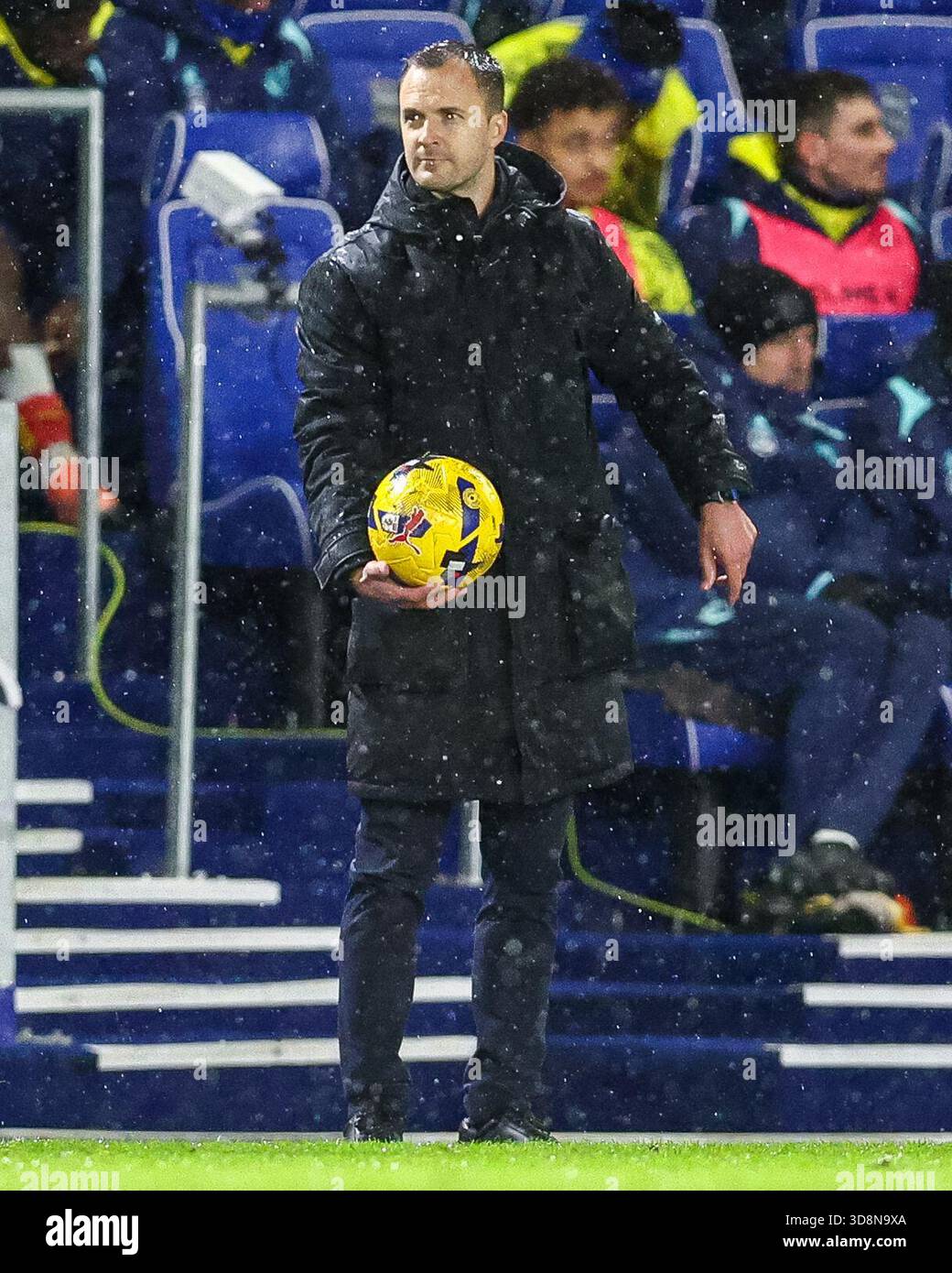 Birmingham, Großbritannien am Montag, 1. Dezember 2025. Chris Davies, Trainer von Birmingham City, der am Montag, den 1. Dezember 2025, beim Sky Bet Championship-Spiel zwischen Birmingham City und Watford im St Andrews @ Knighthead Park, Birmingham, den Ball spielte. (Foto: Stuart Leggett | MI News) Credit: MI News & Sport /Alamy Live News Stockfoto