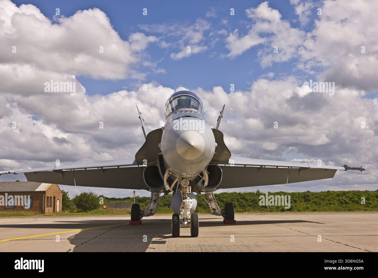 McDonnell Douglas FA-18D Hornet Jet-angetriebenes zweimotoriges Mehrzweckflugzeug, Jagdbomber, Abfangjäger, Flugzeug, bewaffnete Streitkräfte Stockfoto