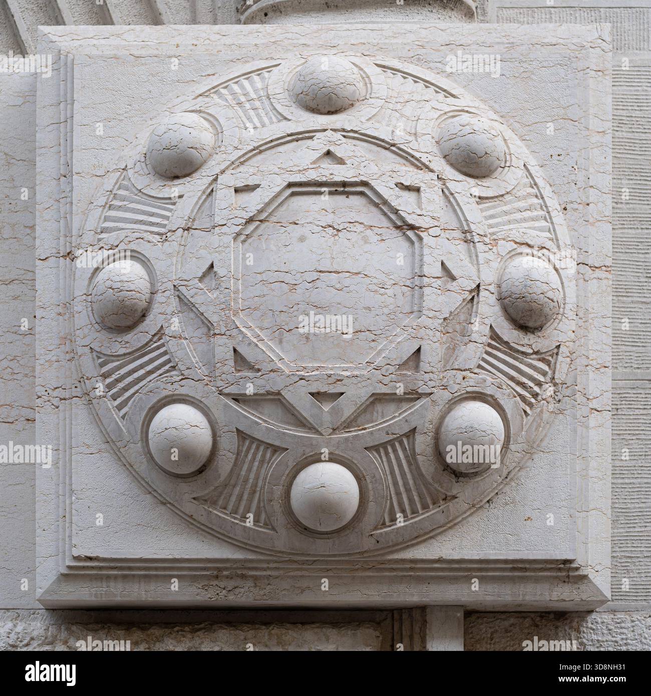 Dekoratives, ineinander verflochtenes Motiv in veronesischer Marmor in Belle Epoque. Verona, Venetien, Italien Stockfoto