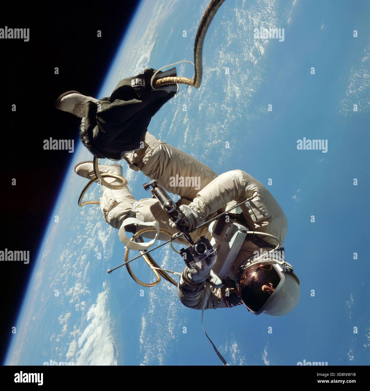 Astronaut Ed White während der Gemini IV-Mission, die am 3. Juni 1965 den ersten amerikanischen Weltraumspaziergang durchführte, mit einer Handmanövriereinheit. Stockfoto