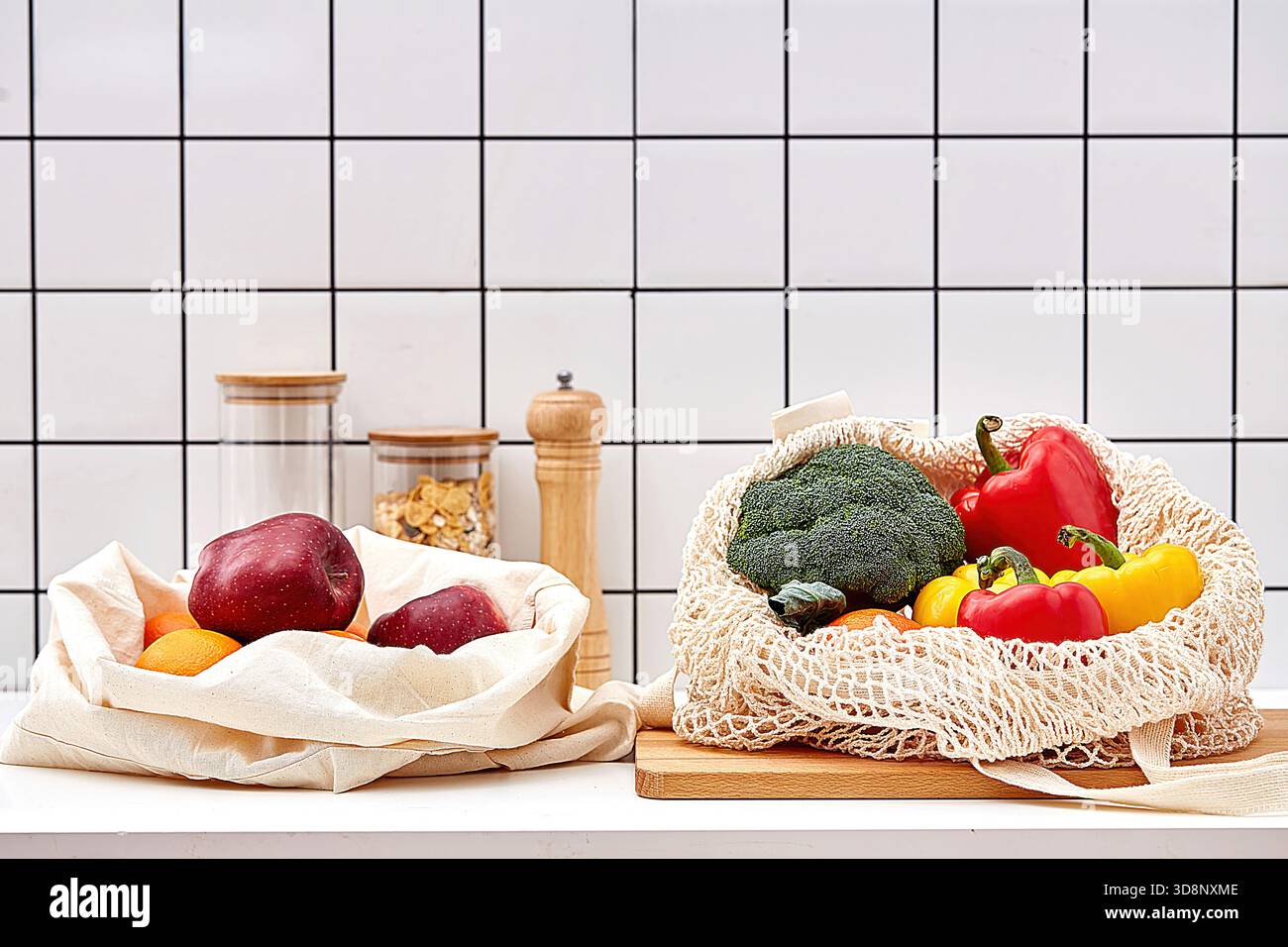Frisches Bio-Gemüse und Obst in umweltfreundlichen Baumwollbeuteln nachhaltiges Einkaufskonzept Stockfoto