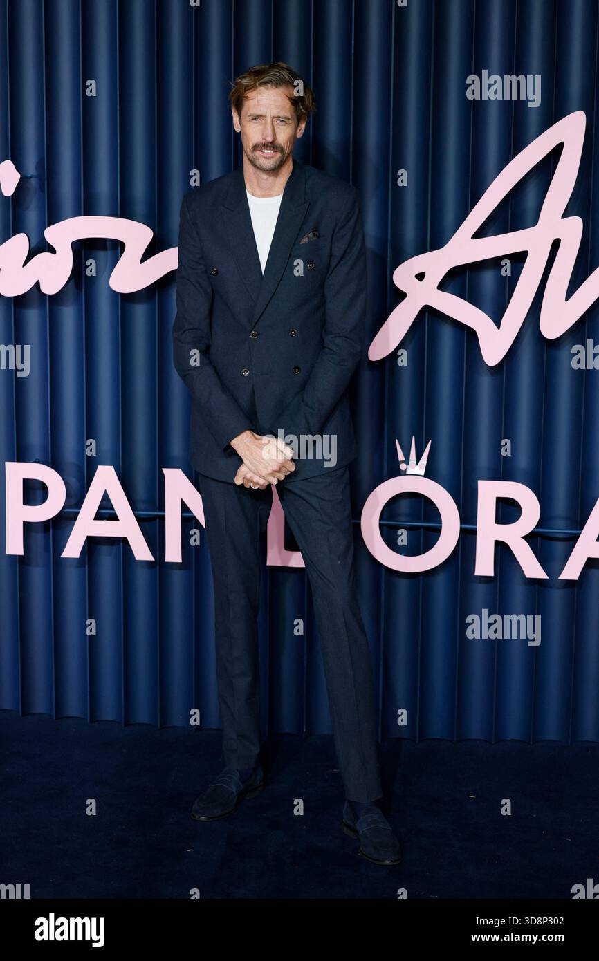 London, Großbritannien. Dezember 2025. LONDON, UK - 01. DEZEMBER: Peter Crouch posiert beim Fotocall der British Fashion Awards, die am 1. Dezember 2025 in London in der Royal Albert Hall stattfanden. Foto Marco Piovanotto/Abacapress.com Credit: Abaca Press/Alamy Live News Credit: Abaca Press/Alamy Live News Stockfoto