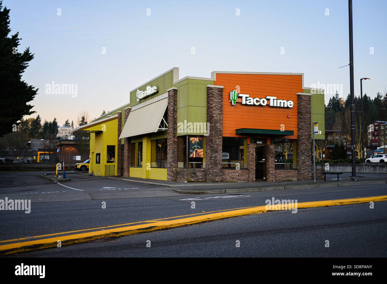 Kenmore, WA, USA - 30. November 2025; modernes Taco Time Fast Food Restaurant, spezialisiert auf mexikanische amerikanische Küche Stockfoto