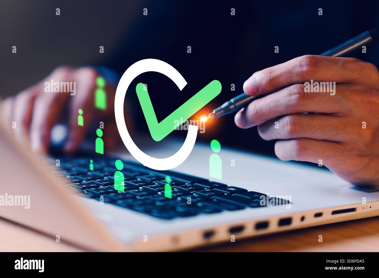 Nahaufnahme der Geschäftshandschaft mit Häkchen auf dem Laptop-Bildschirm, die eine erfolgreiche Verifizierung, Genehmigung, Validierung oder Qualitätssicherung in di darstellt Stockfoto