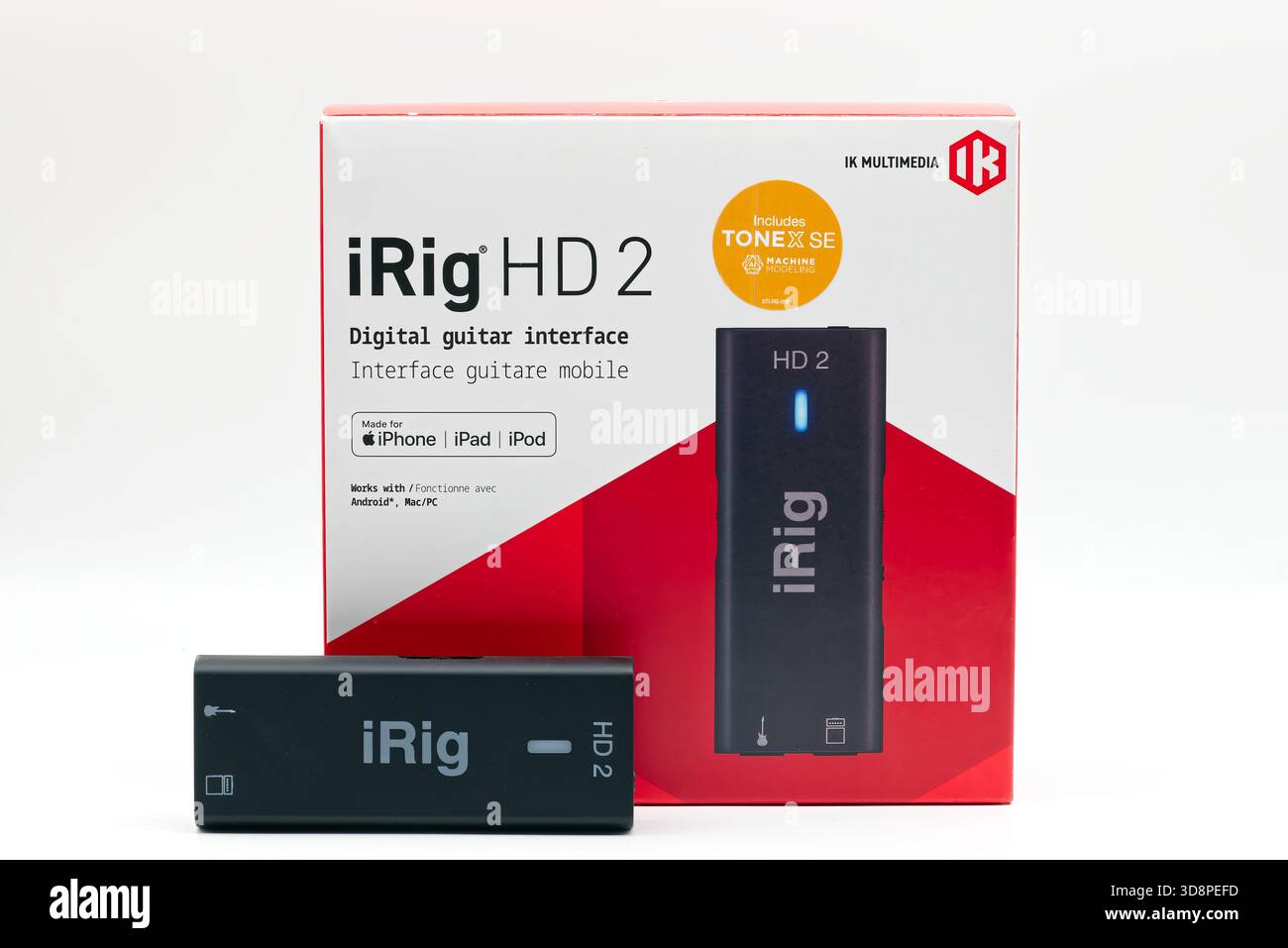 IK Multimedia Irig hd 2 digitale Gitarrenschnittstelle und seine Einzelhandelsverpackung isoliert auf weißem Hintergrund. Stockfoto