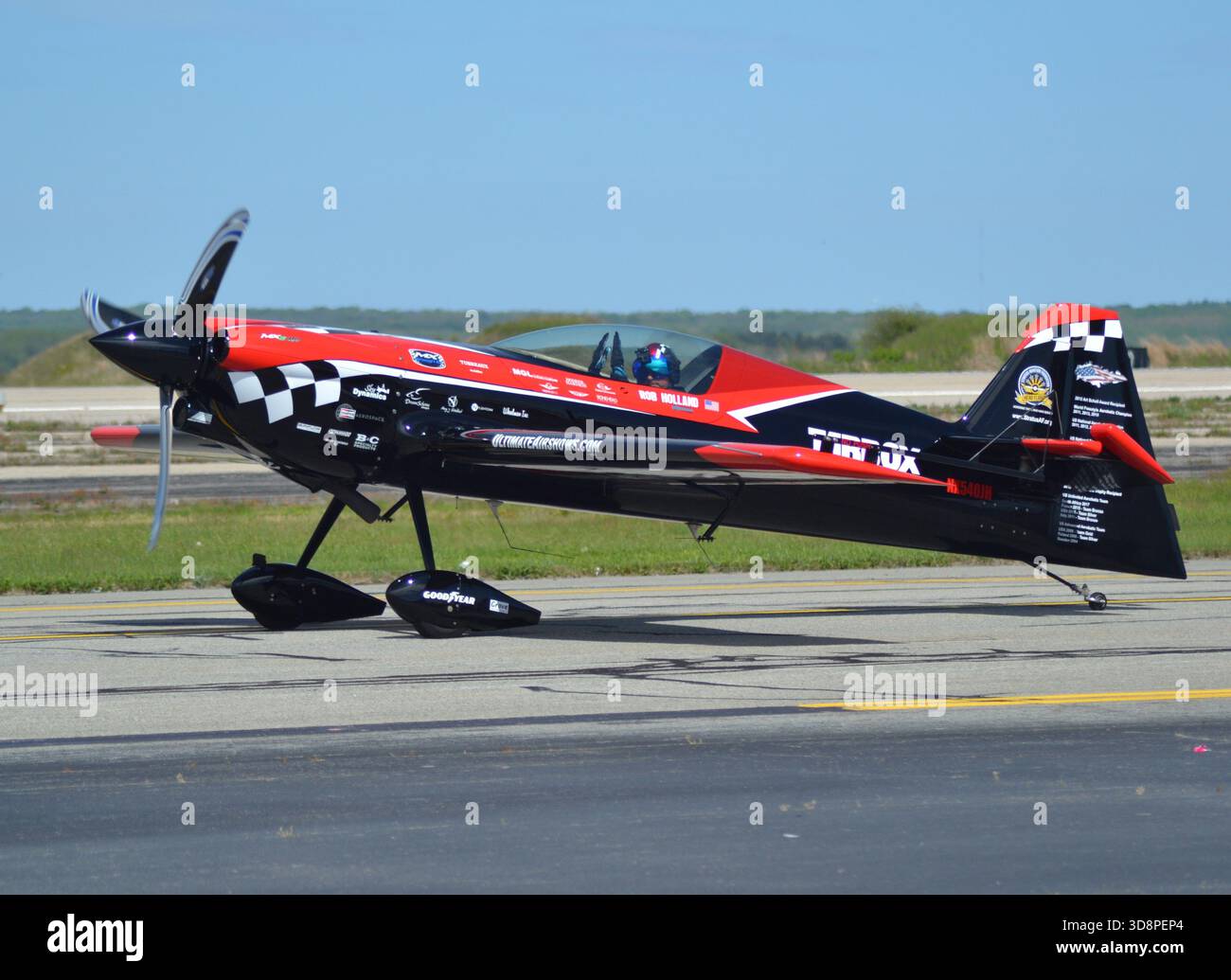 Der preisgekrönte Pilot Rob Holland in seinem MXR Technologies MXS-RH Kunstflugzeug am Flughafen Quonset, Rhode Island, USA Stockfoto