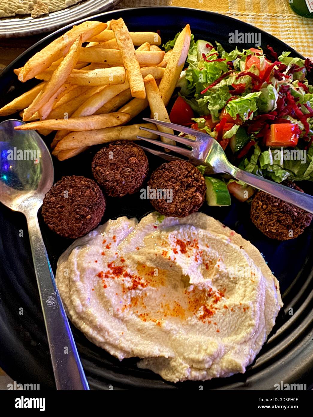 Nahaufnahme einer Falafel-Hummus-Platte Stockfoto