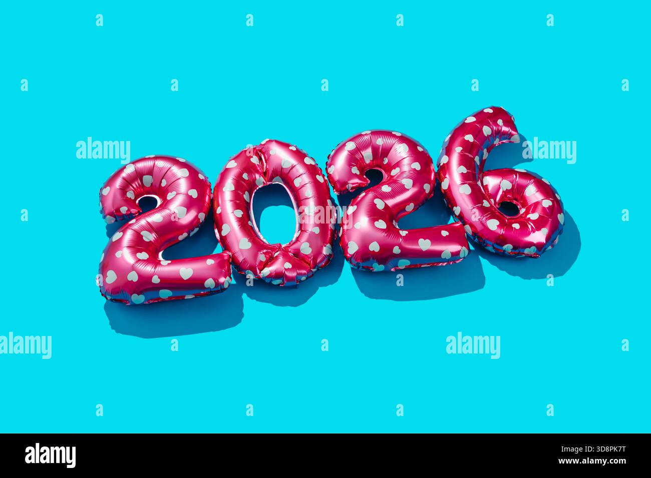 Glänzende pinkfarbene Ballons, die mit kleinen Herzen markiert sind, bilden als neues Jahr die Zahl 2026 und liegen direkt auf einer hellblauen Oberfläche mit starken Schatten ab Stockfoto