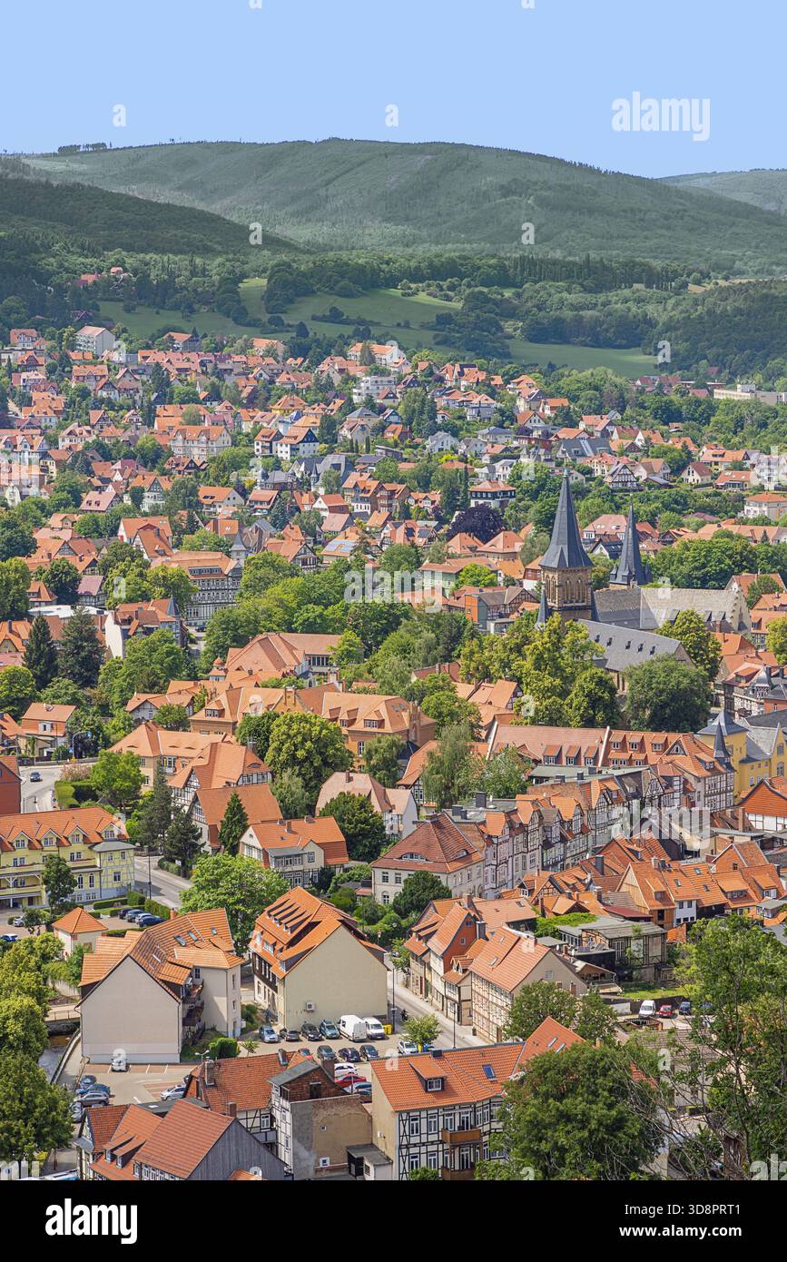 Blick über Wernigerode mit dem Harz, vom Burgberg aus gesehen Stockfoto