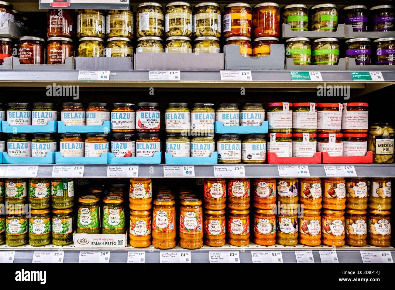 London UK, 28. November 2025, Auswahl an Supermarkt italienische Kochzutat Pesto Stockfoto