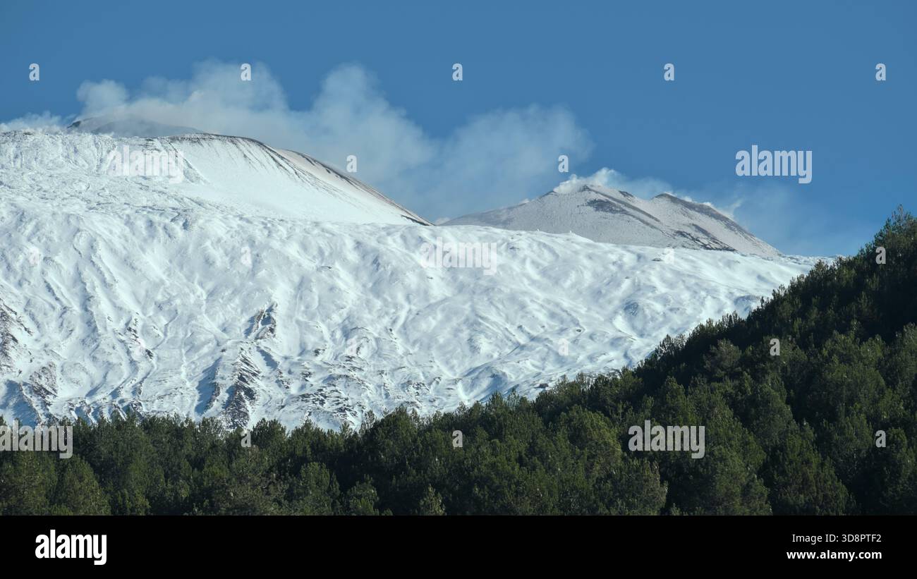 Panoramablick auf die Krater Ätna Bocca Nuova und Sud-Est, Piano Fiera, Sizilien, Italien Stockfoto