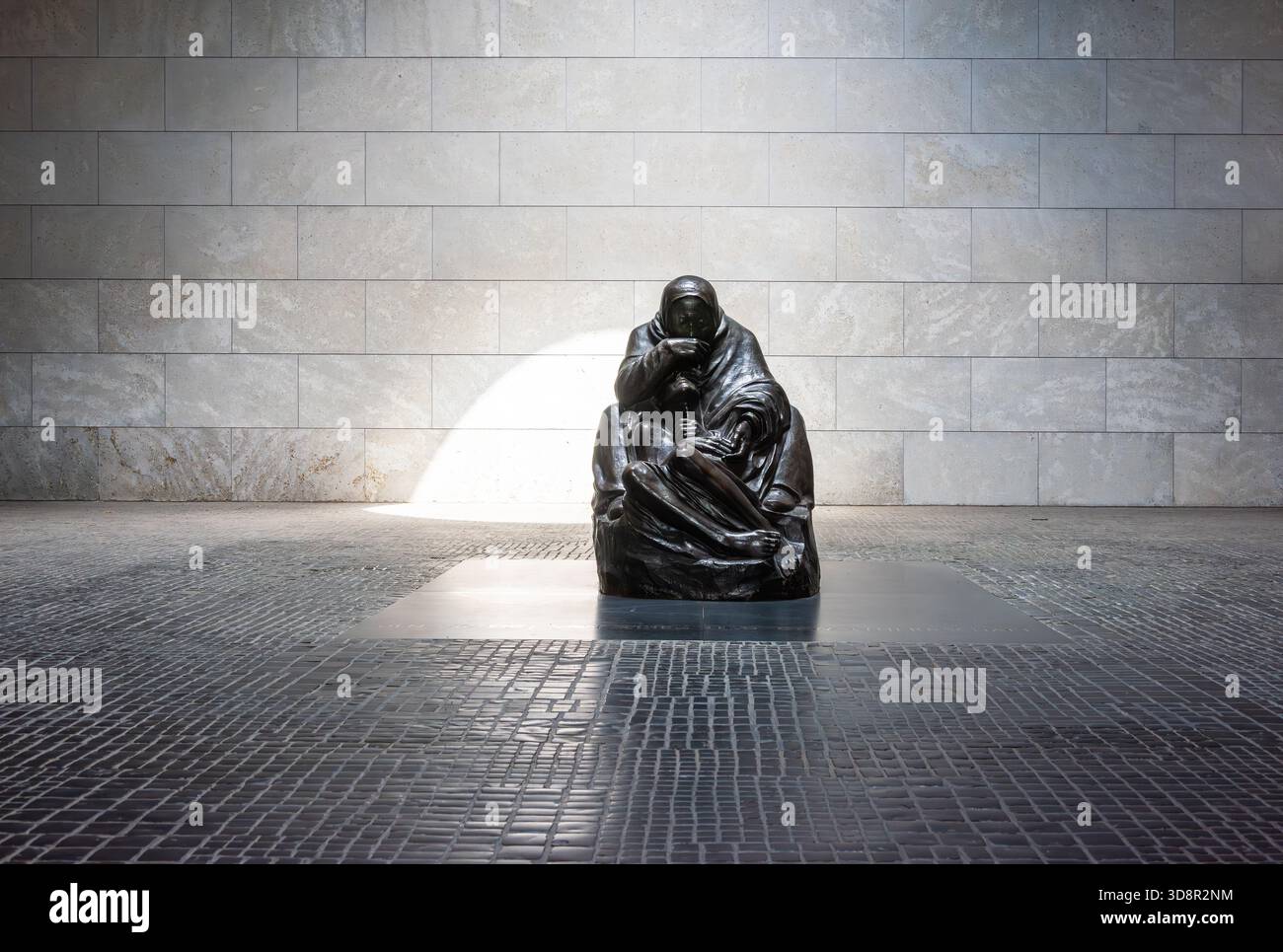 Skulptur Mutter mit ihrem toten Sohn von Käthe Kollwitz an der Gedenkstätte neue Wache in Berlin Stockfoto
