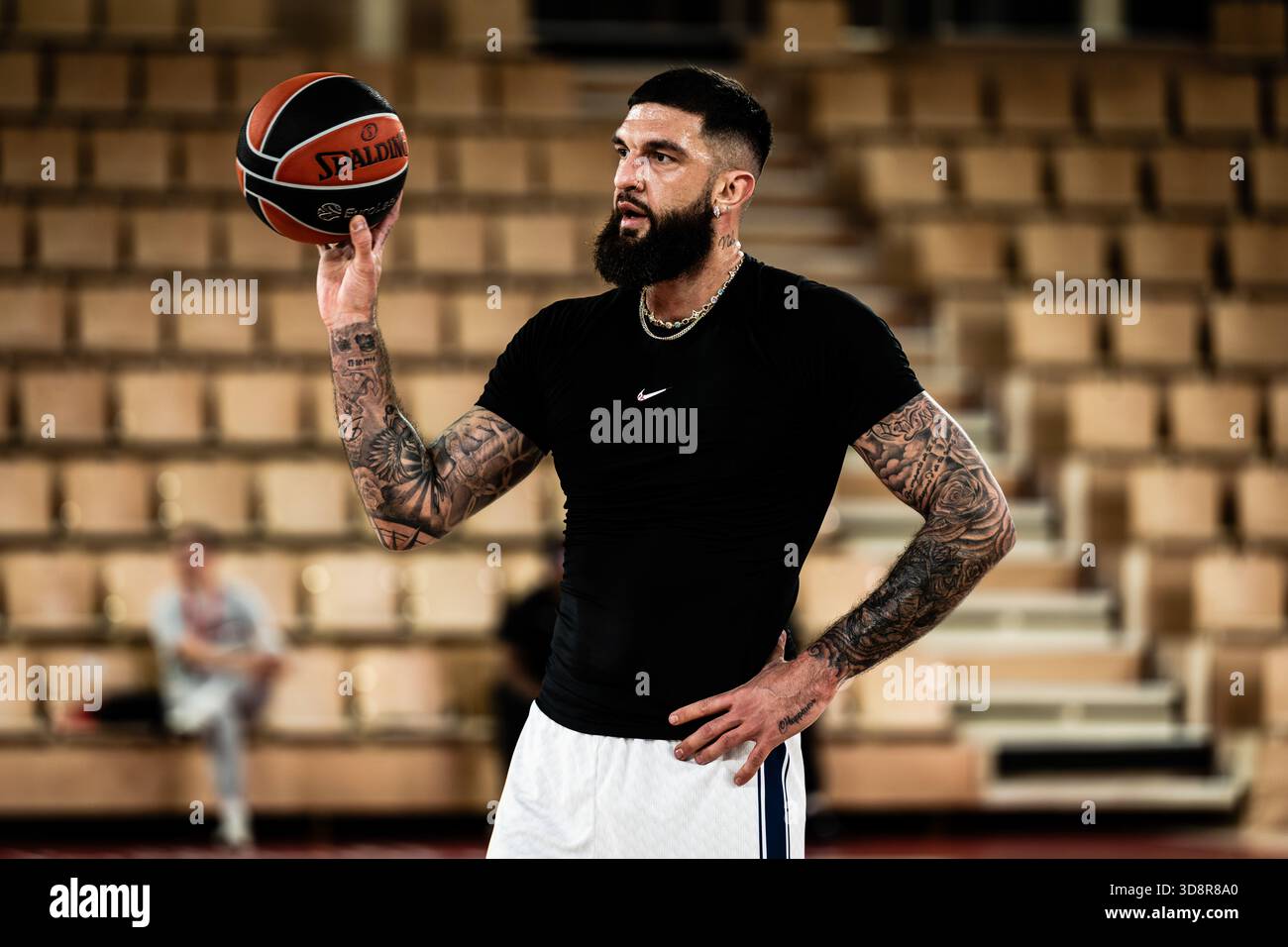 Vincent Poirier von Anadolu Efes Istanbul wurde während des Spiels der Turkish Airlines EuroLeague zwischen AS Monaco und Anadolu Efes Istanbul bei der Salle Gaston Médecin gesehen. Endergebnis ALS Monaco 102: 66 Anadolu Efes Istanbul Stockfoto