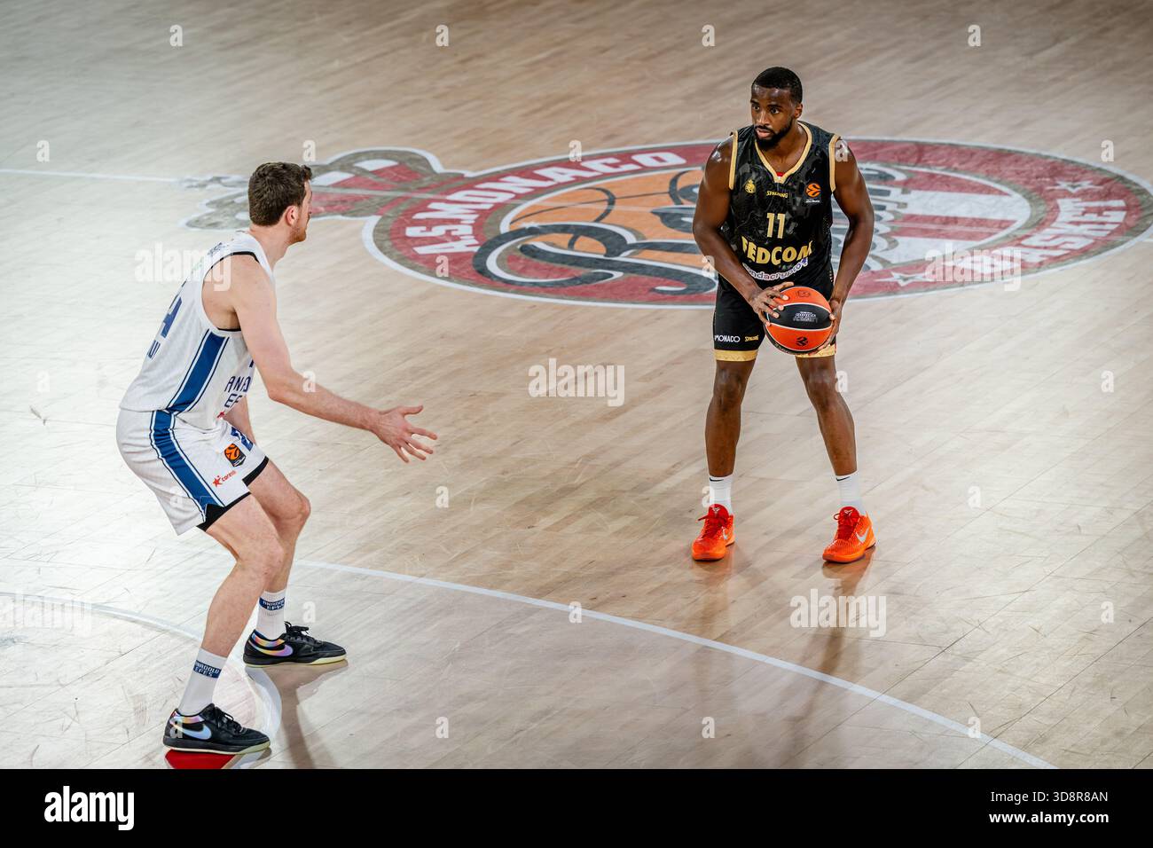 Ercan Osmani von Anadolu Efes Istanbul während des Turkish Airlines EuroLeague Spiels zwischen AS Monaco und Anadolu Efes Istanbul im Salle Gaston Médecin. Endergebnis ALS Monaco 102: 66 Anadolu Efes Istanbul Stockfoto