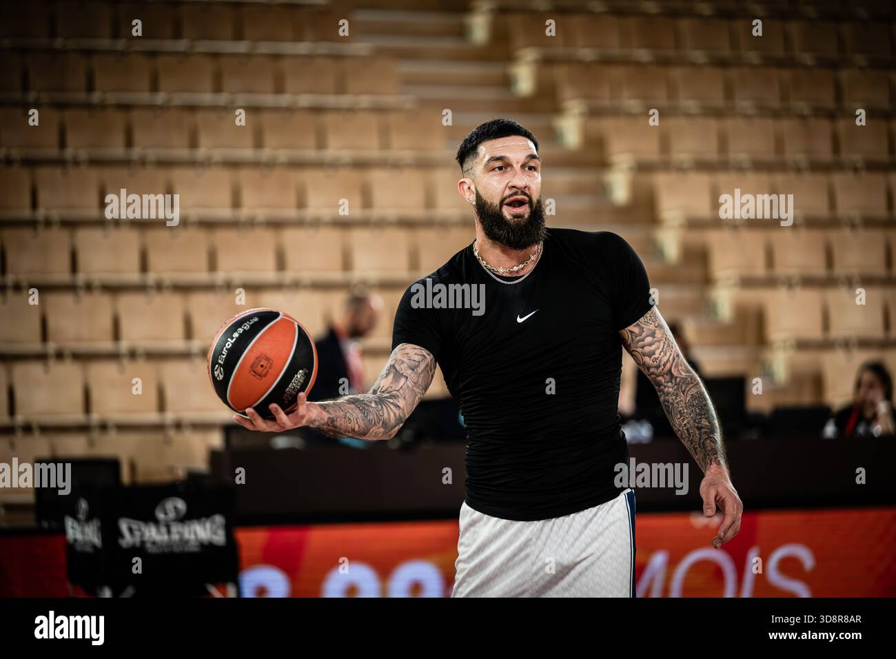 Vincent Poirier von Anadolu Efes Istanbul wurde während des Spiels der Turkish Airlines EuroLeague zwischen AS Monaco und Anadolu Efes Istanbul bei der Salle Gaston Médecin gesehen. Endergebnis ALS Monaco 102: 66 Anadolu Efes Istanbul Stockfoto