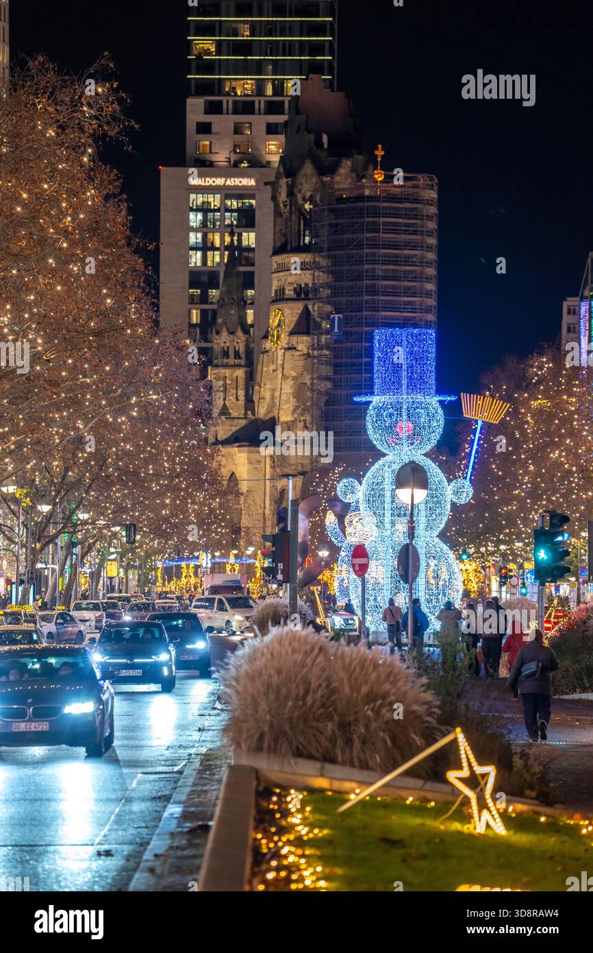 Weihnachtsdekoration, Lichter, in Berlin, Tauentzienstraße, Blick auf die Gedächtniskirche am Breitscheidplatz, Weihnachtsmarkt Stockfoto