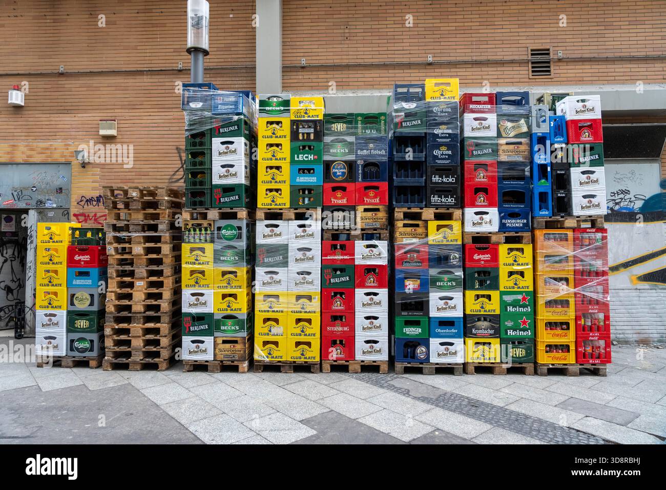 Leere getränkekisten -Fotos und -Bildmaterial in hoher Auflösung – Alamy