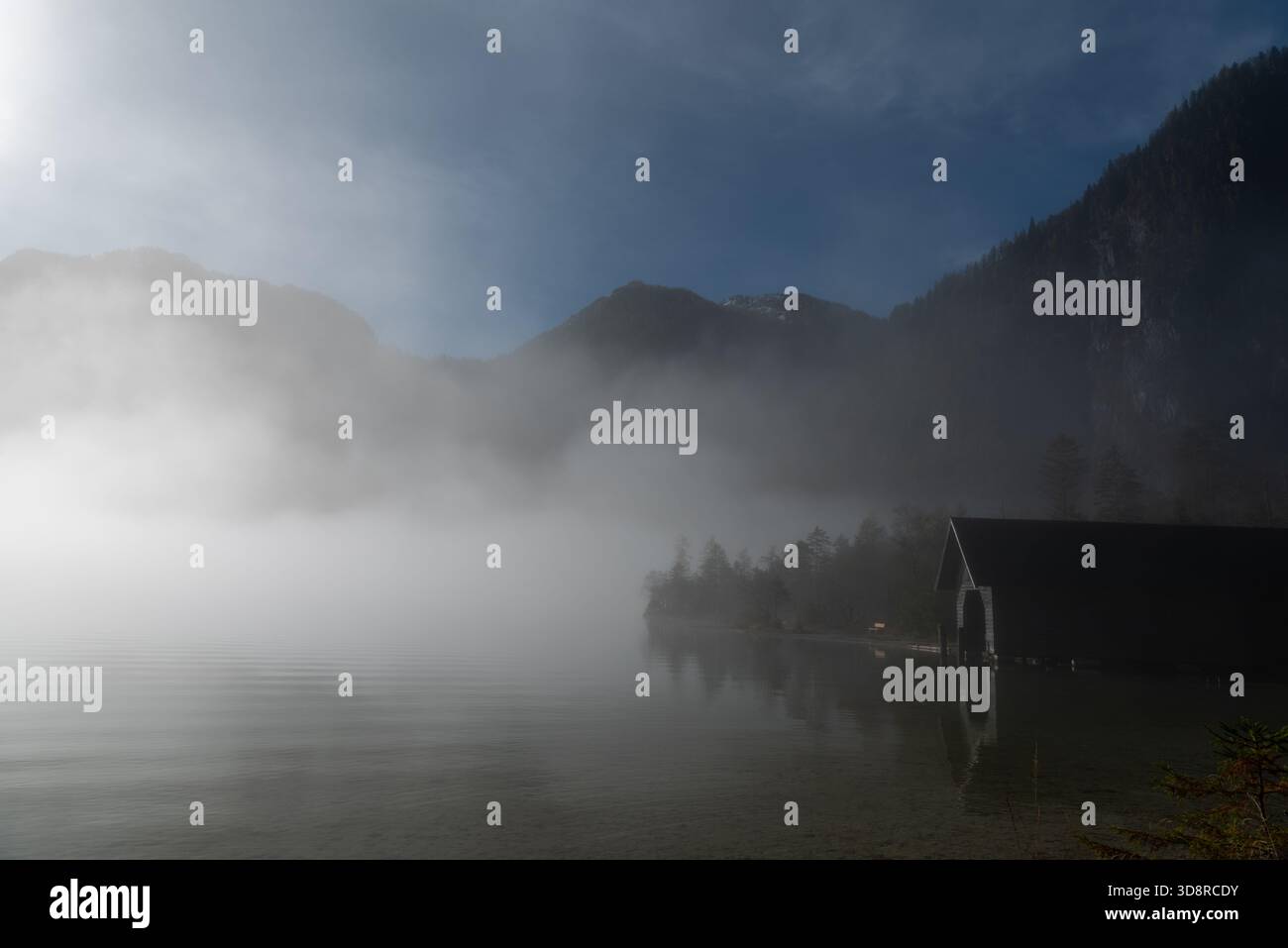 Herbstlandschaft mit dem Königssee an einem nebeligen Morgen Stockfoto