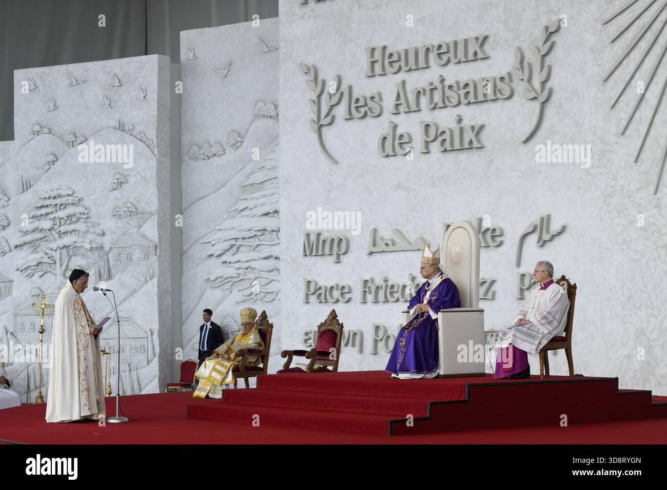 Beirut, Libanon. Dezember 2025. **KEIN LIBRI** Libanon, Beirut - 2025.12.2. Papst Leo XIV. Papst Leo XIV. Führt eine Messe am Ufer von Beirut. Zehntausende von Menschen versammelten sich am Ufer von Beirut, als Papst Leo XIV. Am Morgen des 2. Dezember eine Messe abhielt, der Höhepunkt des Besuchs des katholischen Führers in der Hauptstadt. Foto von VATIKANISCHEN MEDIEN /CATHOLICPRESSPHOTO Credit: Independent Photo Agency/Alamy Live News Stockfoto