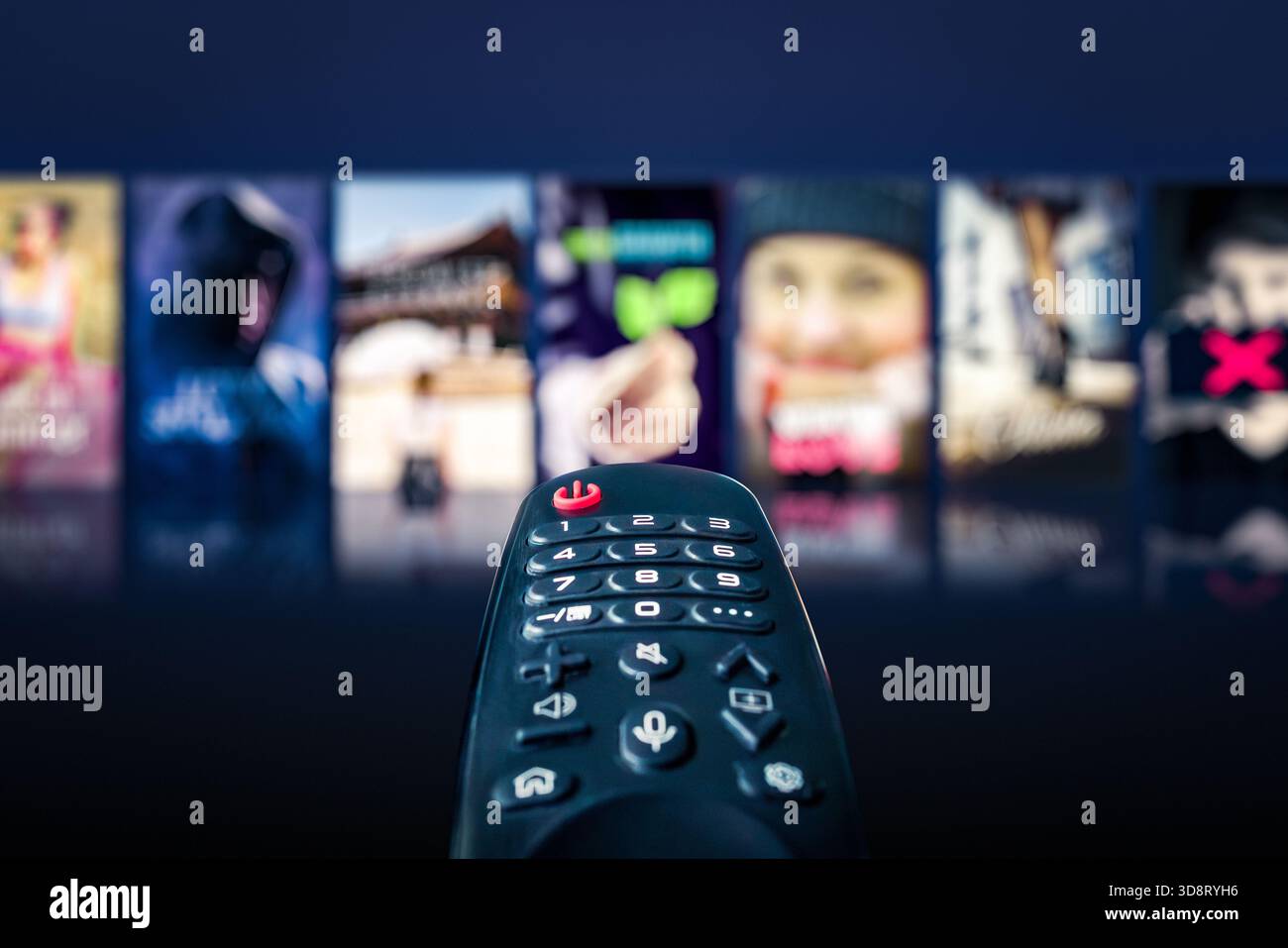 Streamen Sie auf dem fernseher. Sehen Sie sich den Film von Online-vod aus zu Hause an. Video-on-Demand-Service im Fernsehen. Streamen von Inhalten auf dem Bildschirm. Stockfoto