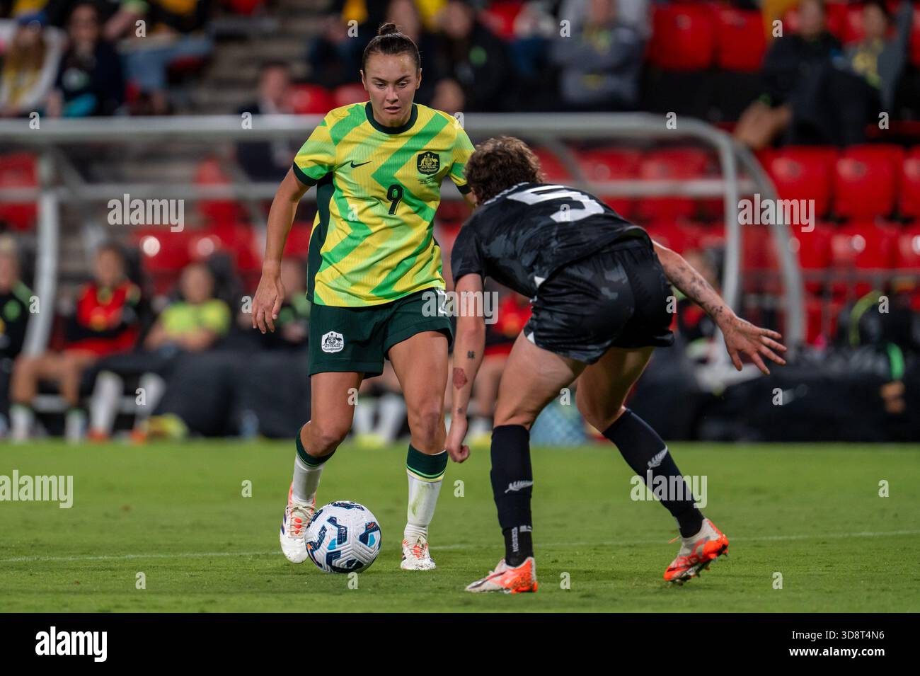 Adelaide, Australien. Dezember 2025. Caitlin Foord (9 Australier) tritt im Coopers Stadium in Adelaide, Australien, gegen Meikayla Moore (5 Neuseeland) auf. Quelle: SPP Sport Pressefoto. /Alamy Live News Stockfoto