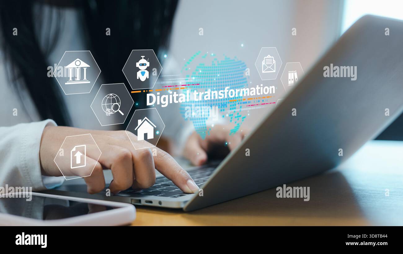 Frau, die einen Laptop mit Schnittstelle für die digitale Transformation, moderne Technologiesymbole, Innovation, Datenprozess, Online-Systementwicklung, und zukünftige Busse Stockfoto