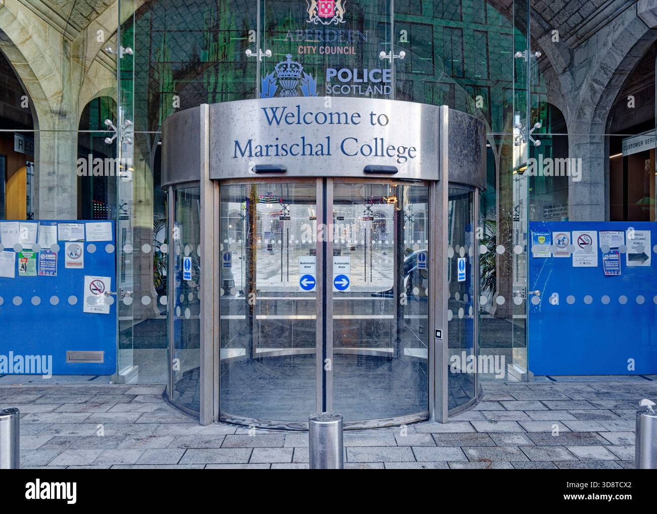 Aberdeen Scotland Christmas Village Upperkirkgate und Broad Street Enance und Willkommen im Marischal College Stockfoto