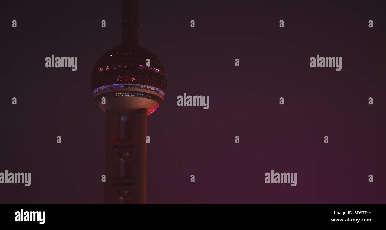 Nahaufnahme des ikonischen Oriental Pearl Tower bei Nacht. Stockfoto