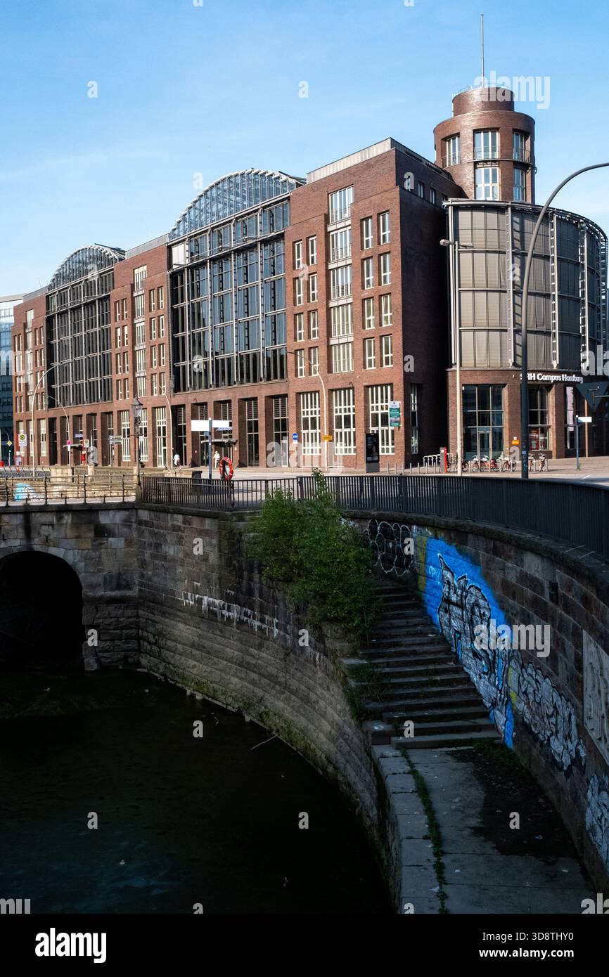 Tageslichtaufnahme der Zürcher Hausfassade in der Nähe eines Kanals in Hamburg Mitte in Hamburg am 18. Juni 2025. Die städtische Architektur mit Wasserstraße, graffi Stockfoto