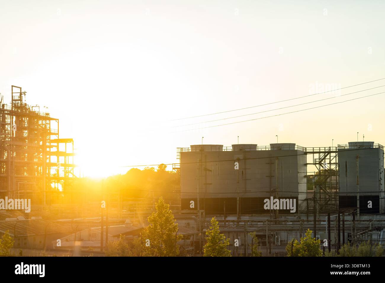 Industrielle Fabrik, die medizinische Gase für Sektoren herstellt, um Chemikalien zu verfeinern und medizinische Sauerstoffindustrien bei Sonnenuntergang mit Sonnenaufgang herzustellen Stockfoto