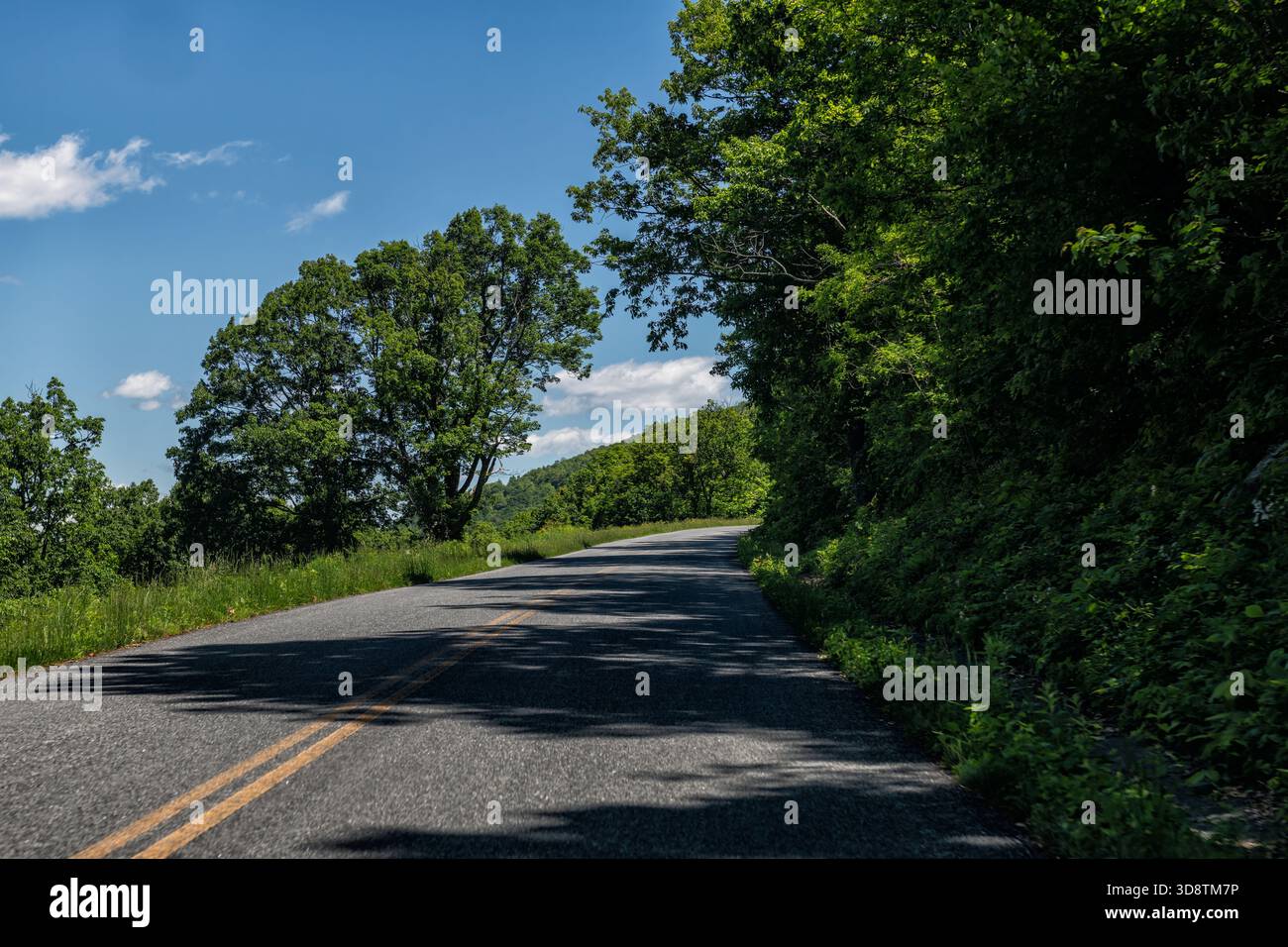 Auto pov Point of View mit blauem Himmel auf kurvenreichen Straßen im Blue Ridge Mountains parkway in Virginia Sommer mit asphaltiertem Asphalt Stockfoto