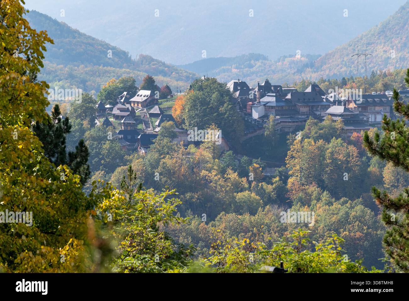 Holzbauten im ehemaligen Filmset-Dorf Drvengrad oder Mećavnik in Serbien. Entworfen von Emir Kusturica für den Film Life Is a Miracle. Stockfoto