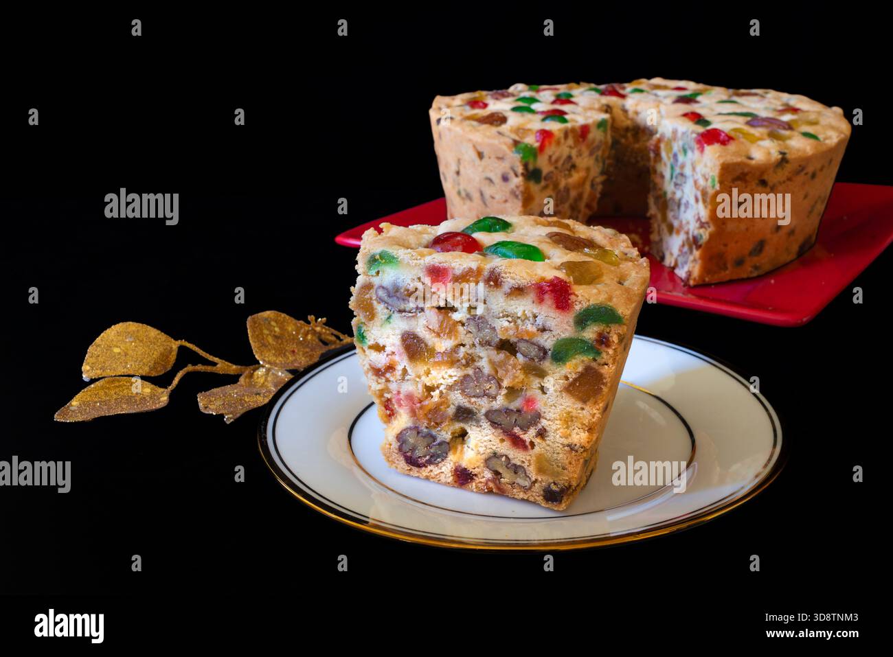 Hausgemachter traditioneller hausgemachter heller Obstkuchen auf schwarzem Hintergrund. Stockfoto